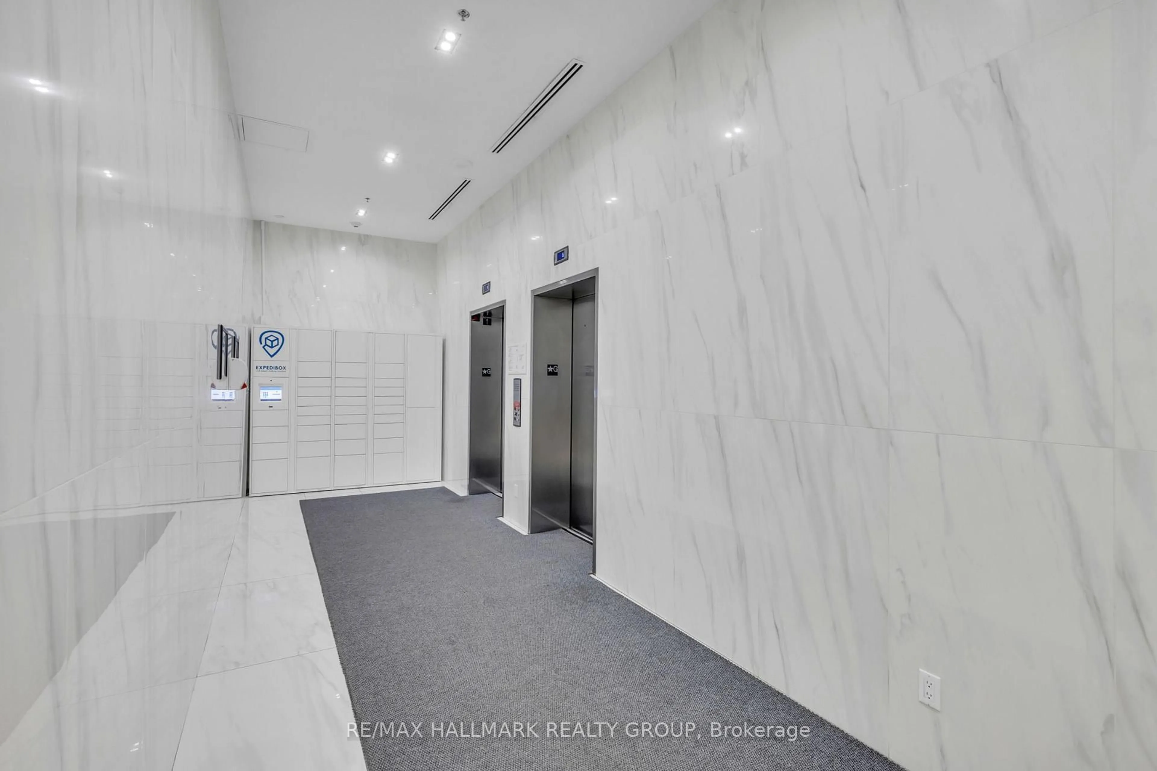 Indoor foyer for 203 Catherine St #601, Ottawa Ontario K2P 1J5