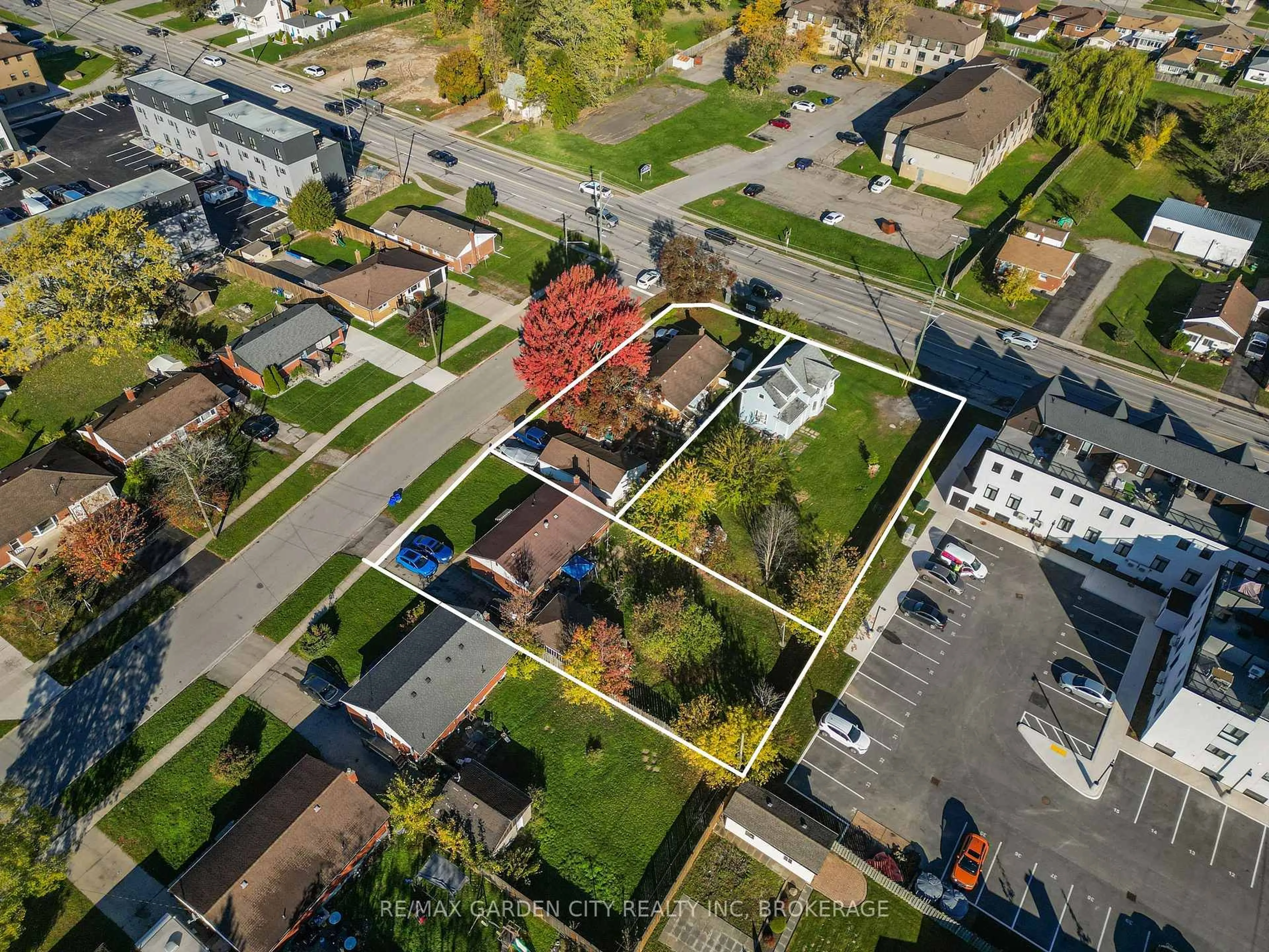 A pic from outside/outdoor area/front of a property/back of a property/a pic from drone, street for 6560 Mcleod Rd, Niagara Falls Ontario L2G 3G4