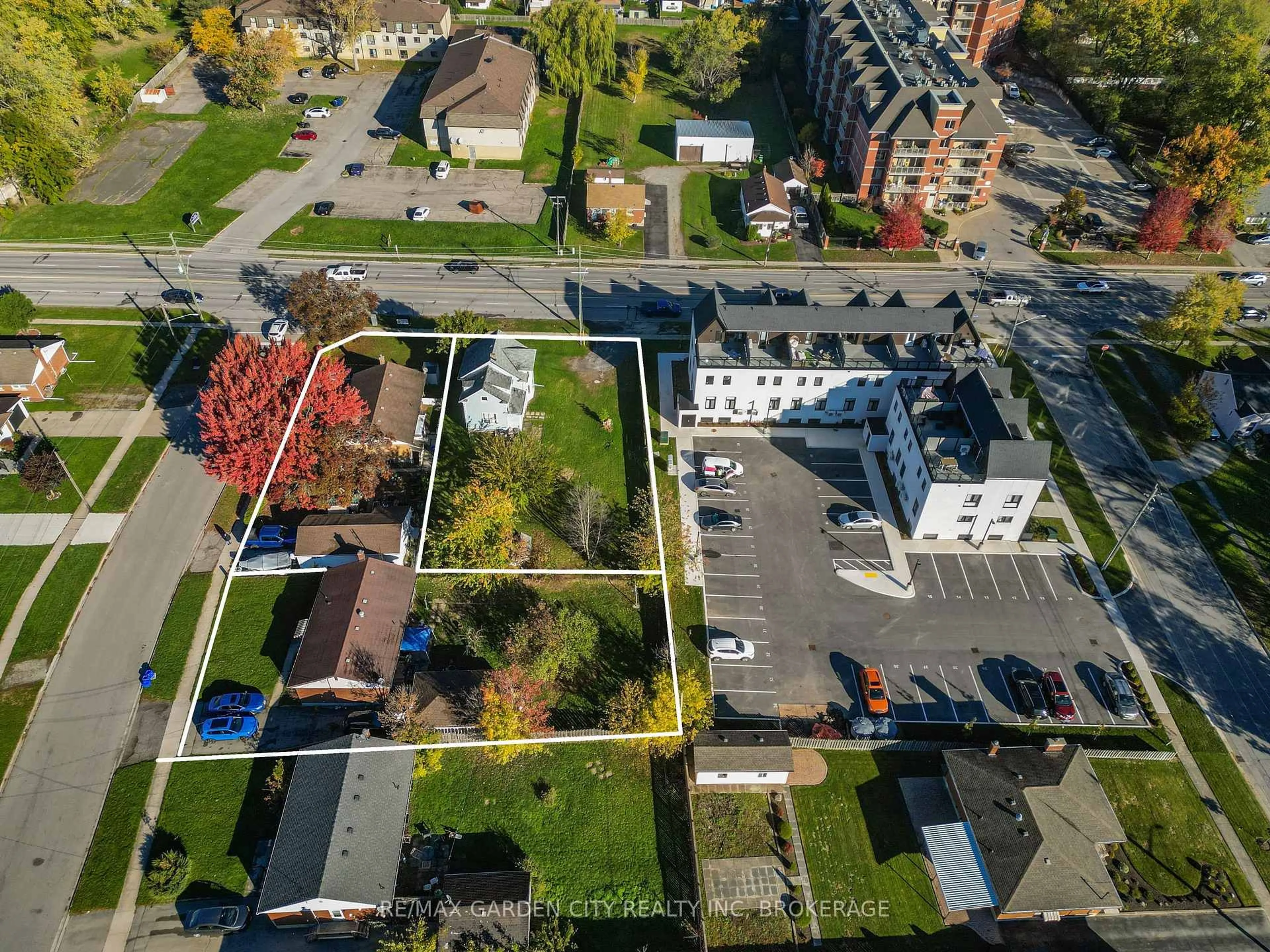 A pic from outside/outdoor area/front of a property/back of a property/a pic from drone, street for 6560 Mcleod Rd, Niagara Falls Ontario L2G 3G4