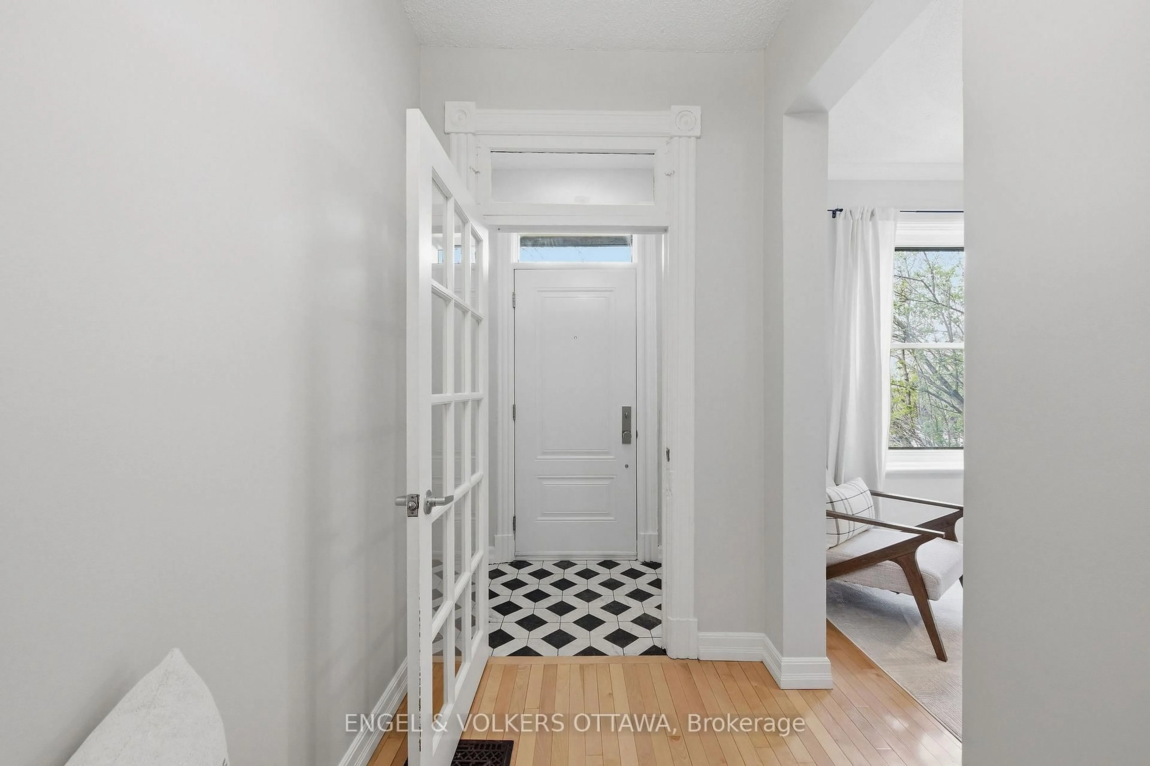 Indoor entryway for 107 Rochester St, Ottawa Ontario K1R 7L9
