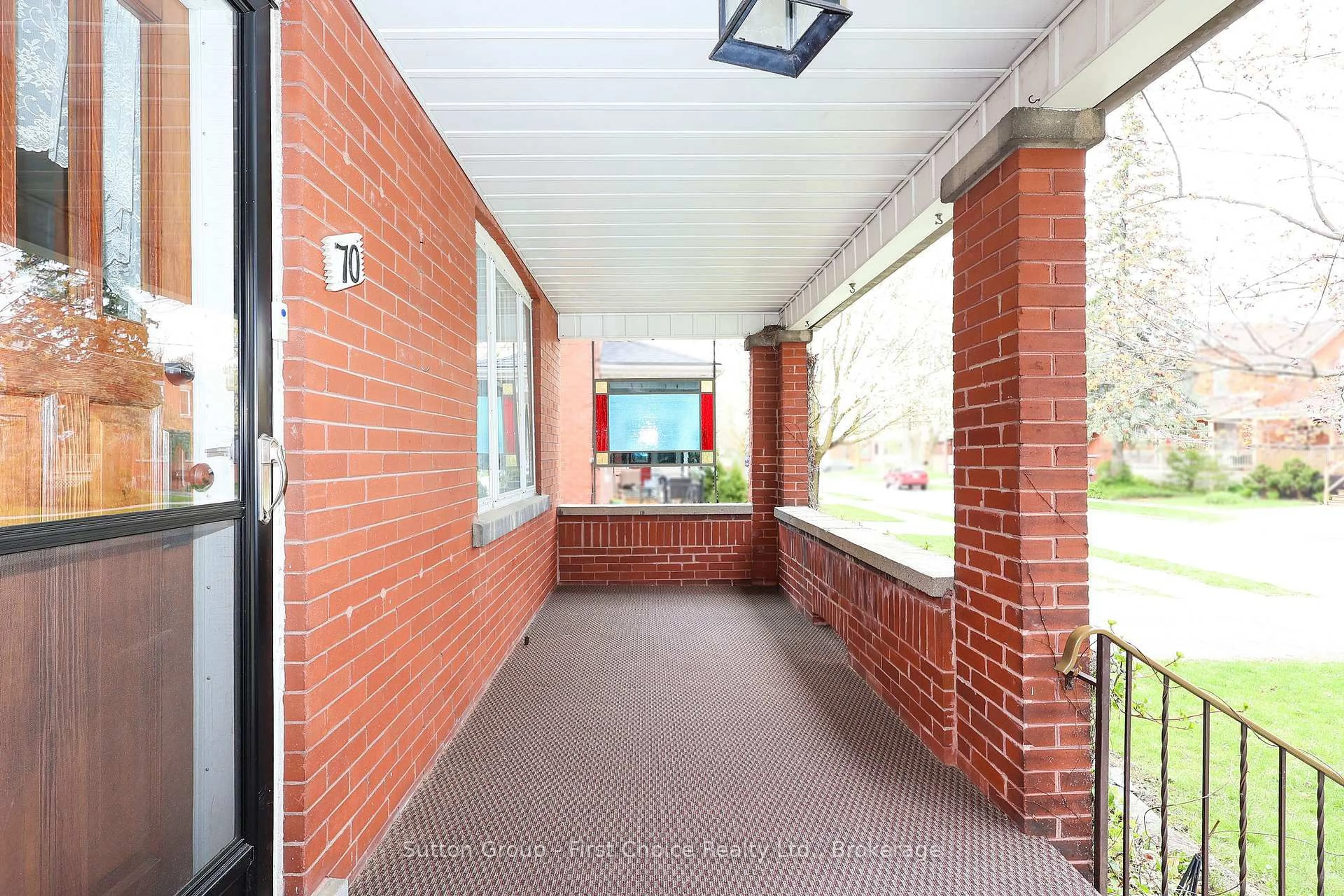 Indoor foyer for 70 Mc Nab St, Stratford Ontario N5A 1Z2