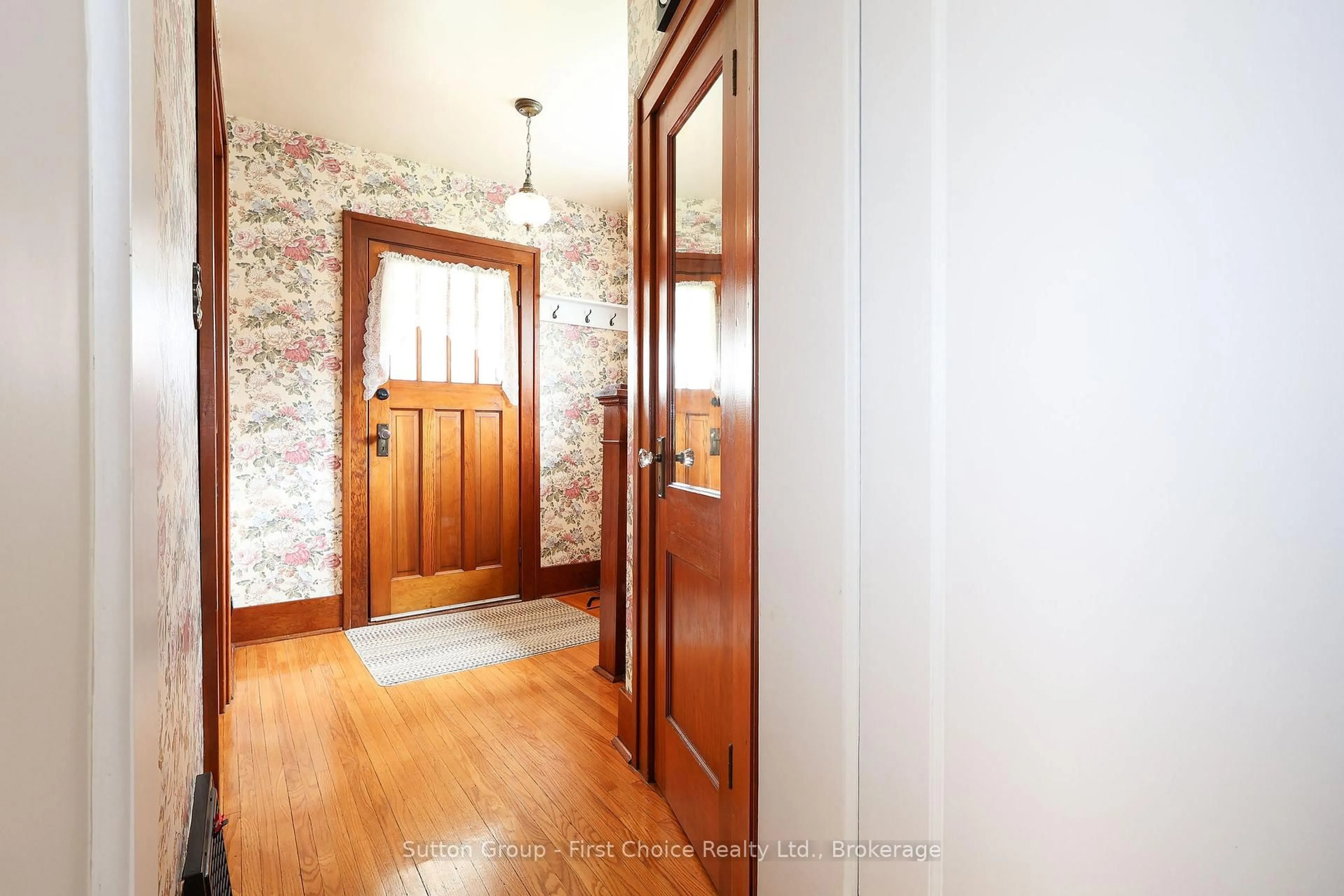 Indoor foyer for 70 Mc Nab St, Stratford Ontario N5A 1Z2