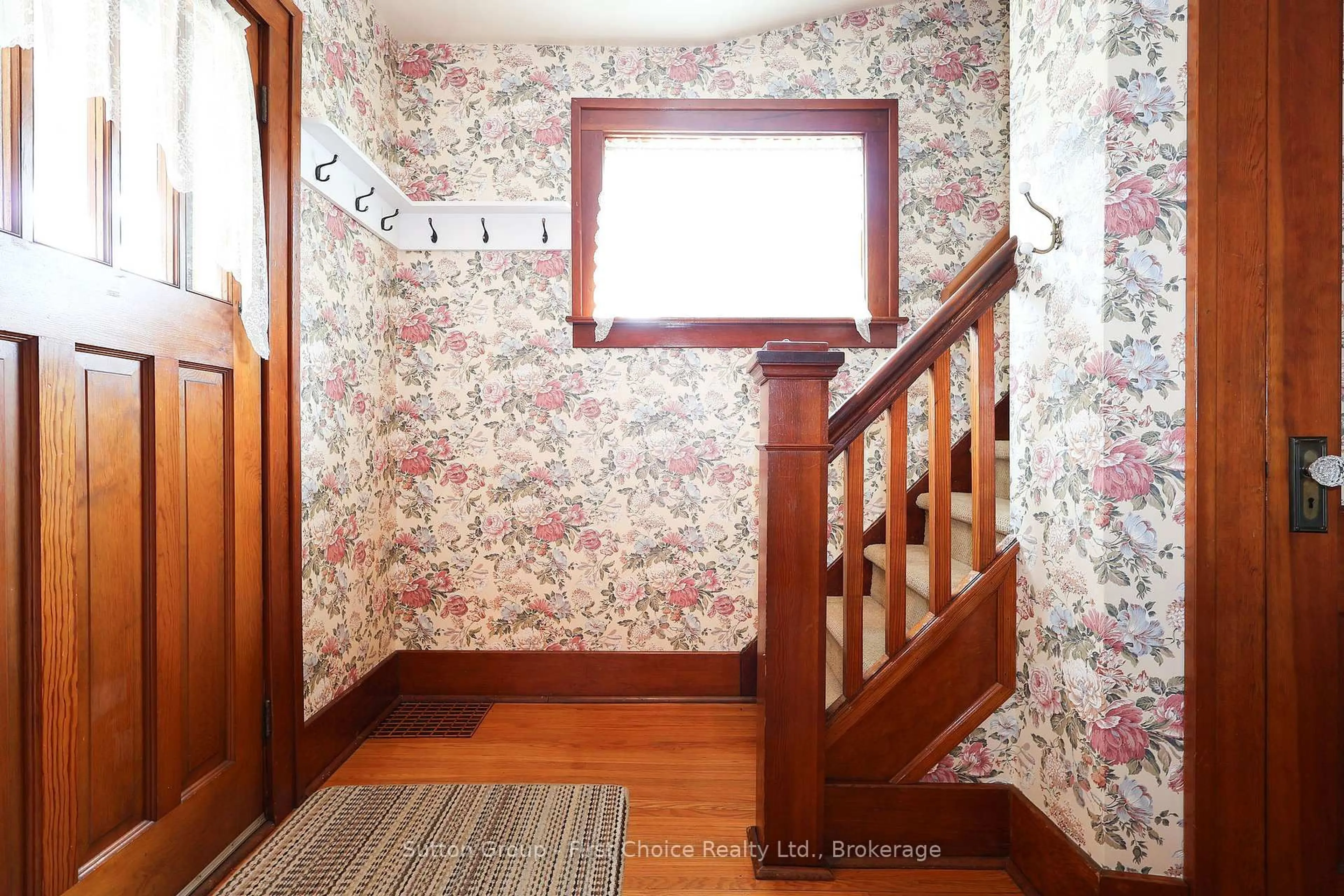 Indoor foyer for 70 Mc Nab St, Stratford Ontario N5A 1Z2