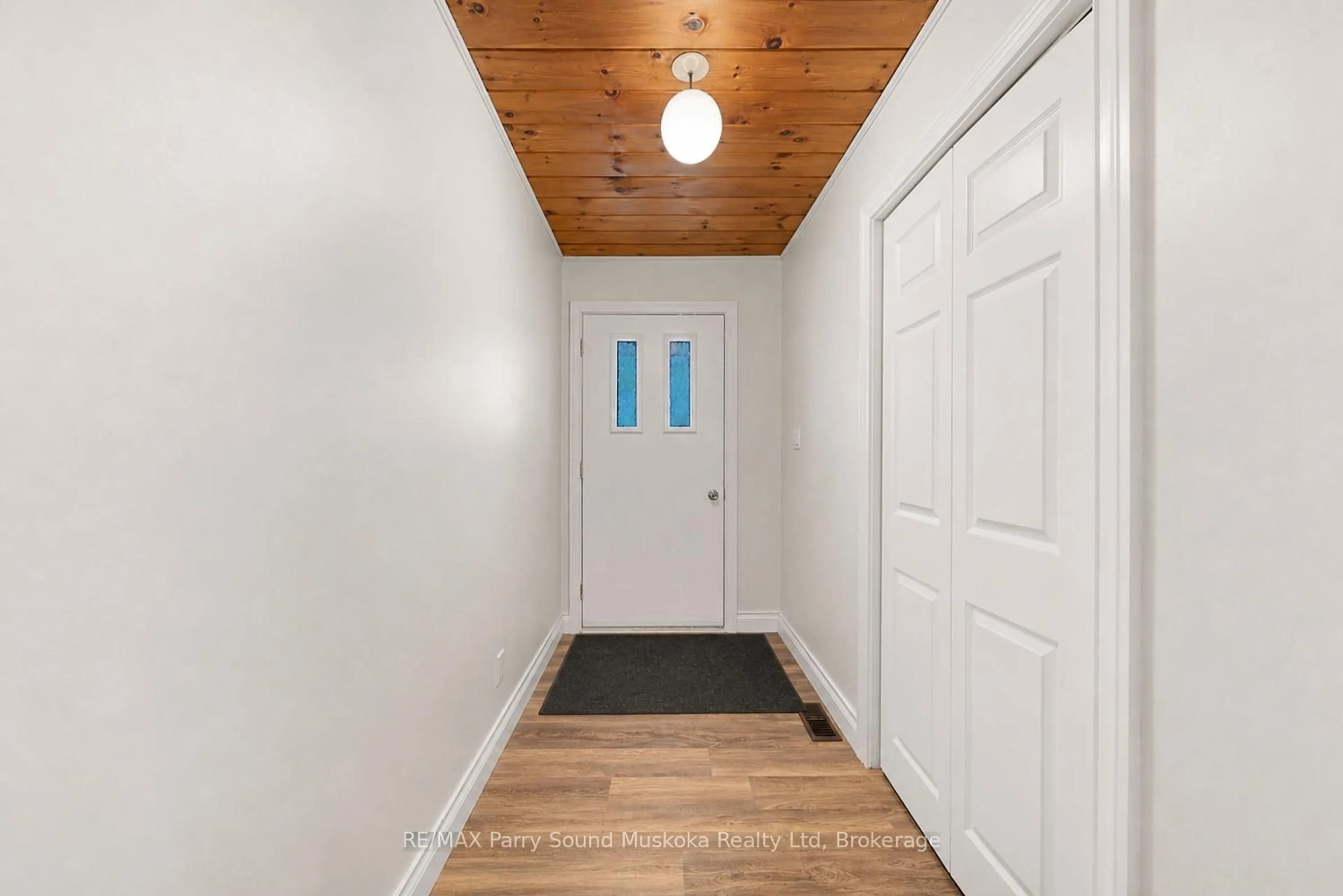 Indoor entryway for 37 Humphrey Dr, Seguin Ontario P2A 2W8