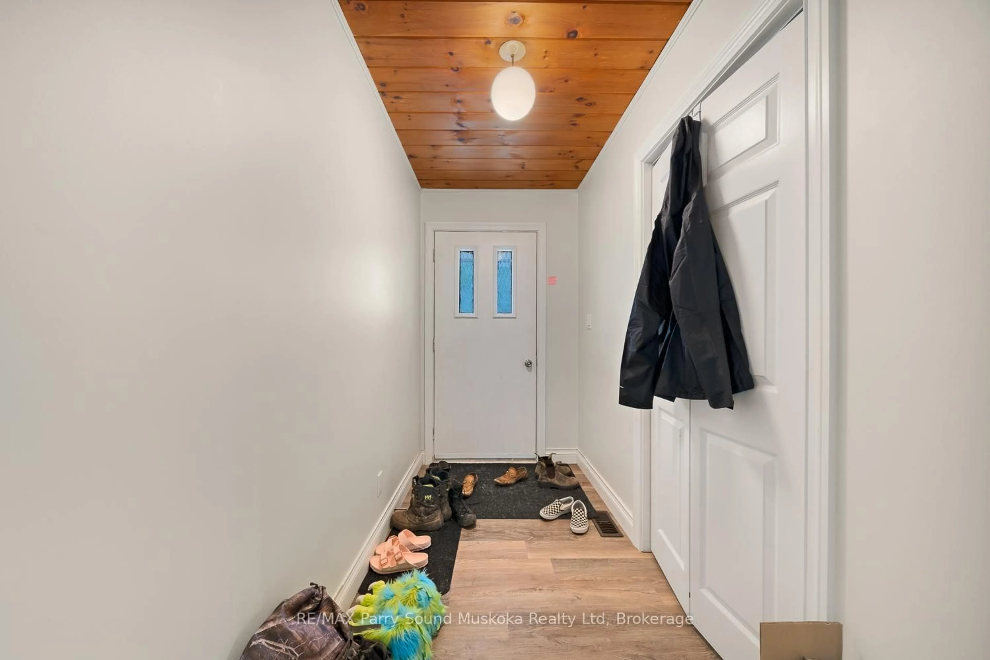Indoor entryway for 37 Humphrey Dr, Seguin Ontario P2A 2W8