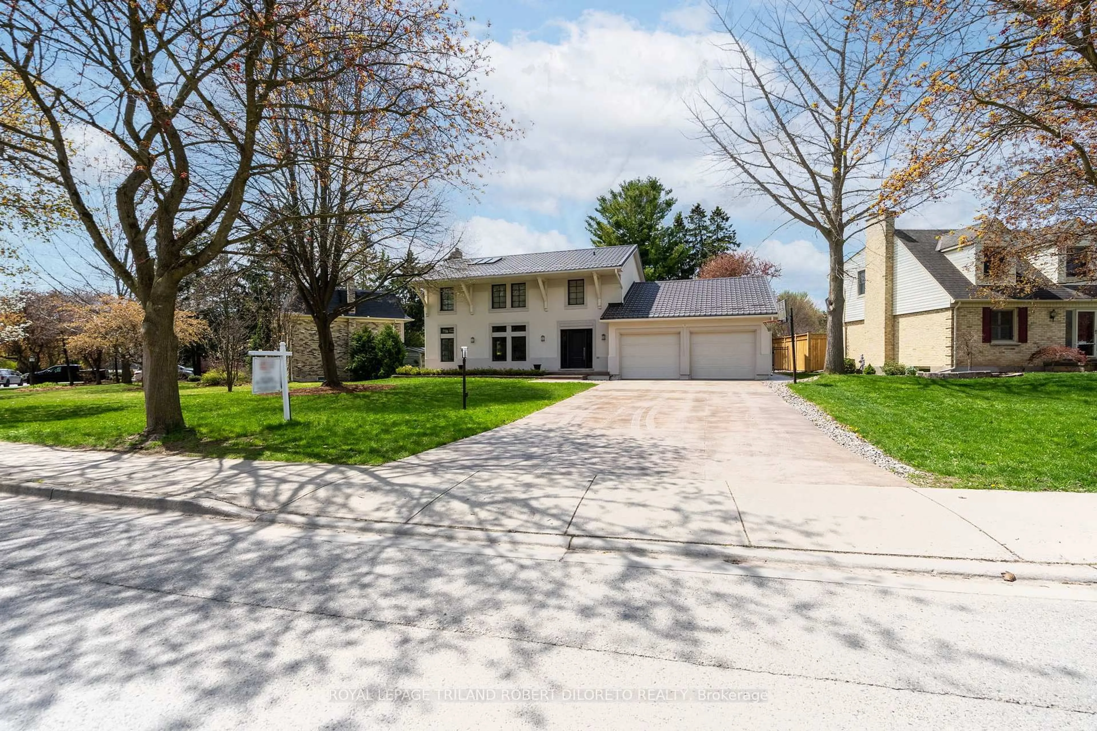 A pic from outside/outdoor area/front of a property/back of a property/a pic from drone, street for 20 Cherokee Rd, London North Ontario N6G 2N8