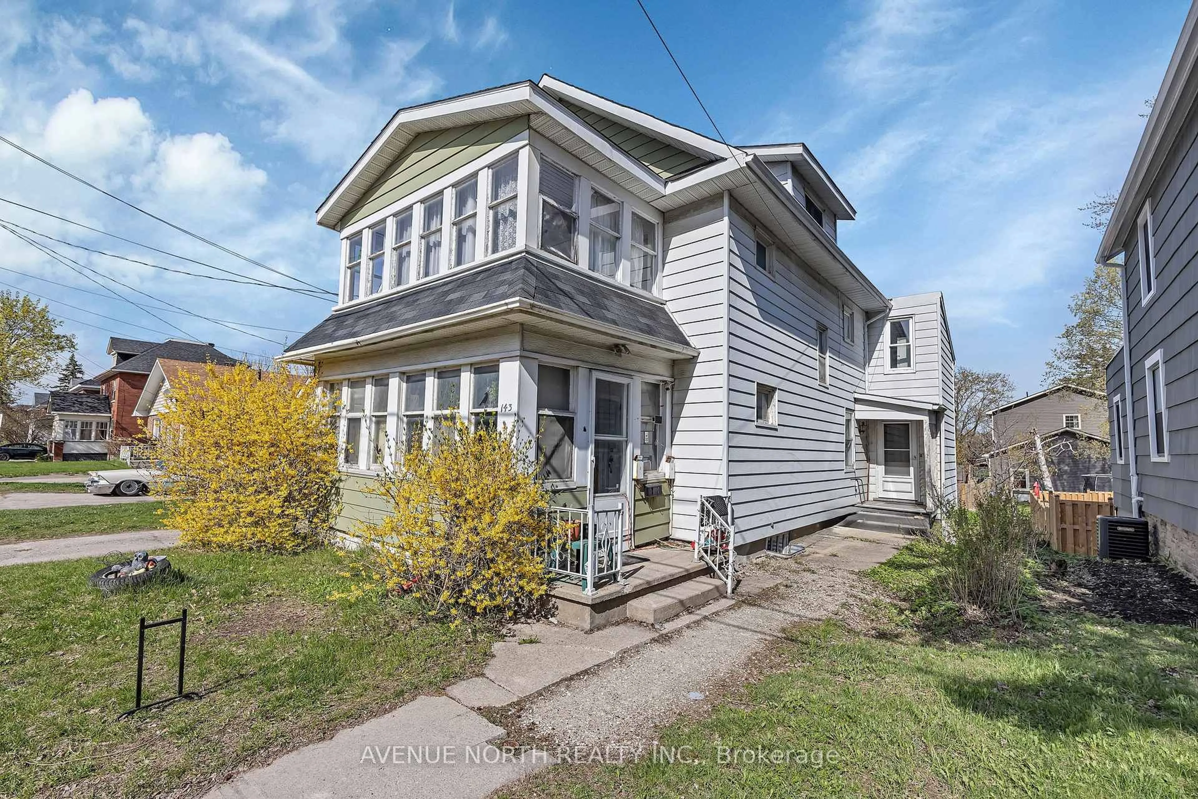 Home with vinyl exterior material, street for 143 Brockville St, Smiths Falls Ontario K7A 3Y7