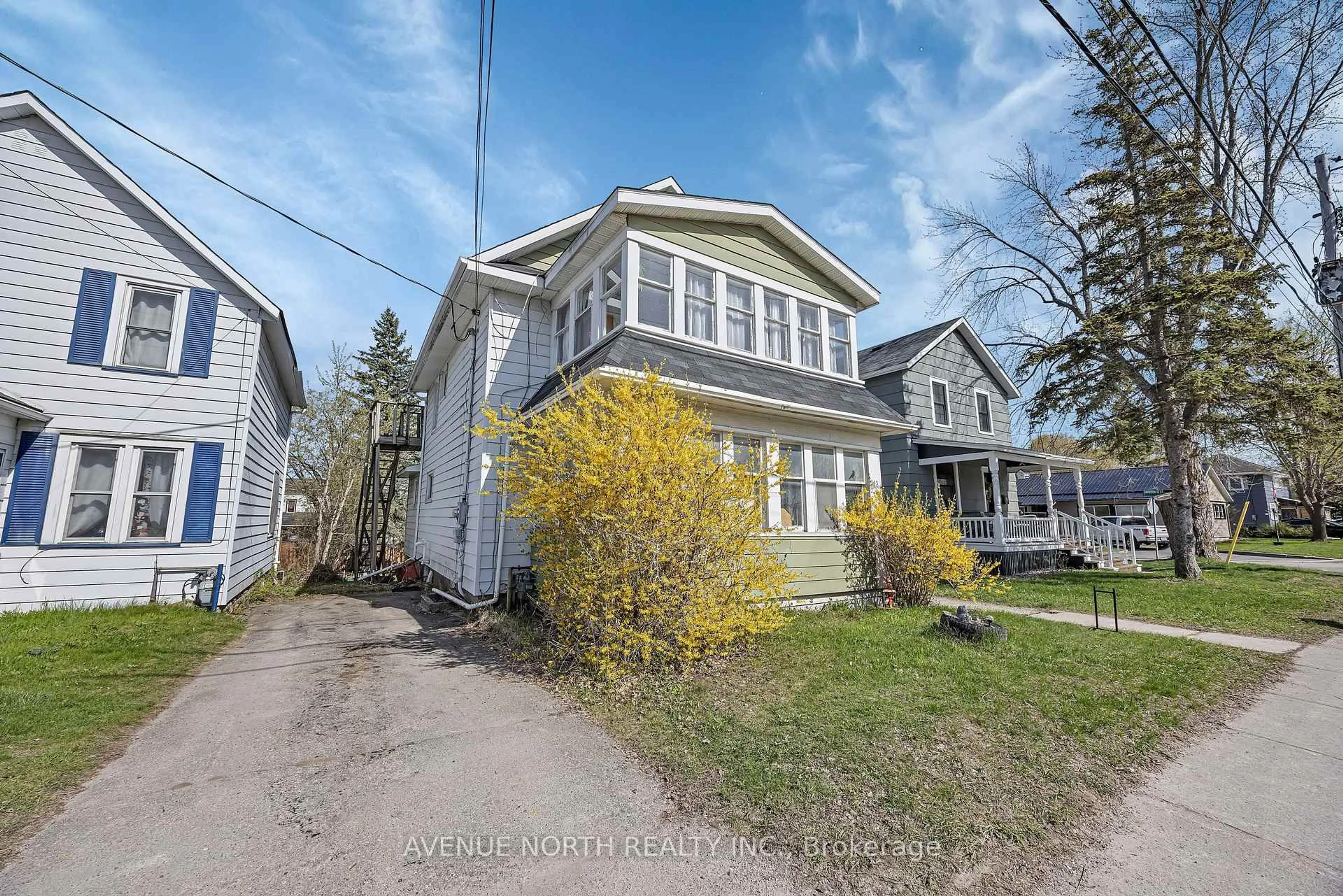 A pic from outside/outdoor area/front of a property/back of a property/a pic from drone, street for 143 Brockville St, Smiths Falls Ontario K7A 3Y7