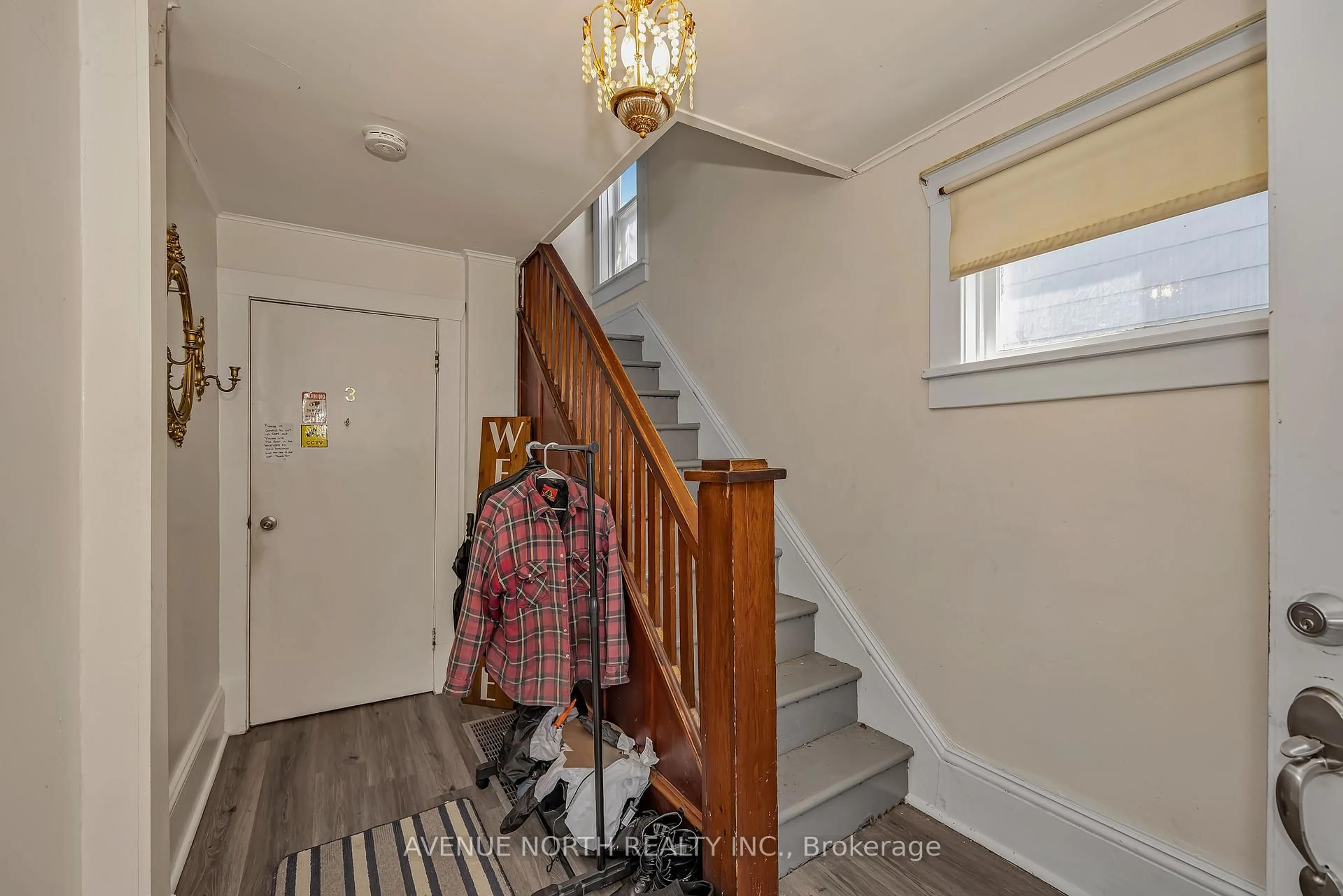 Indoor entryway for 143 Brockville St, Smiths Falls Ontario K7A 3Y7