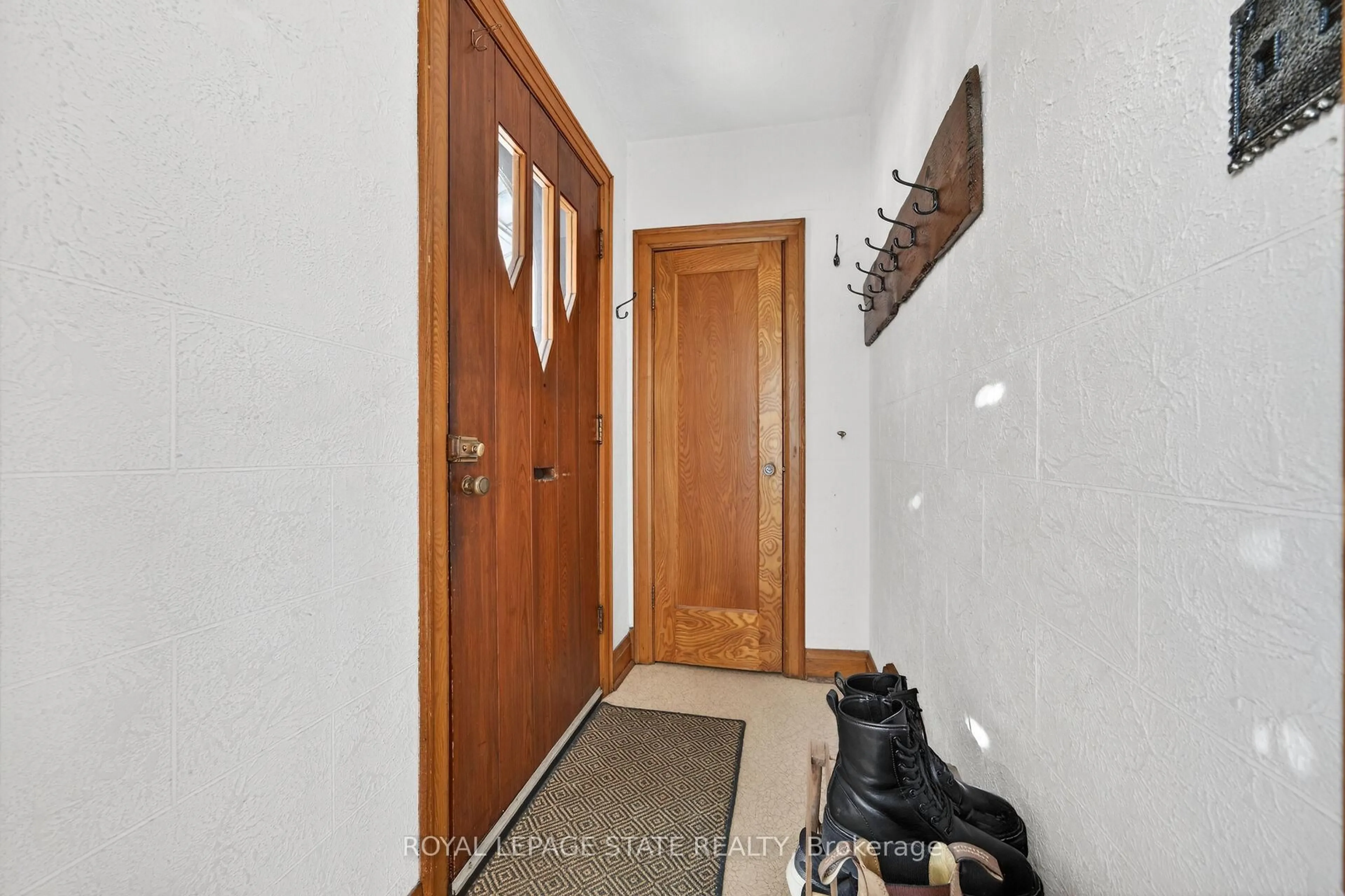 Indoor entryway for 188 Wexford Ave, Hamilton Ontario L8K 2P2