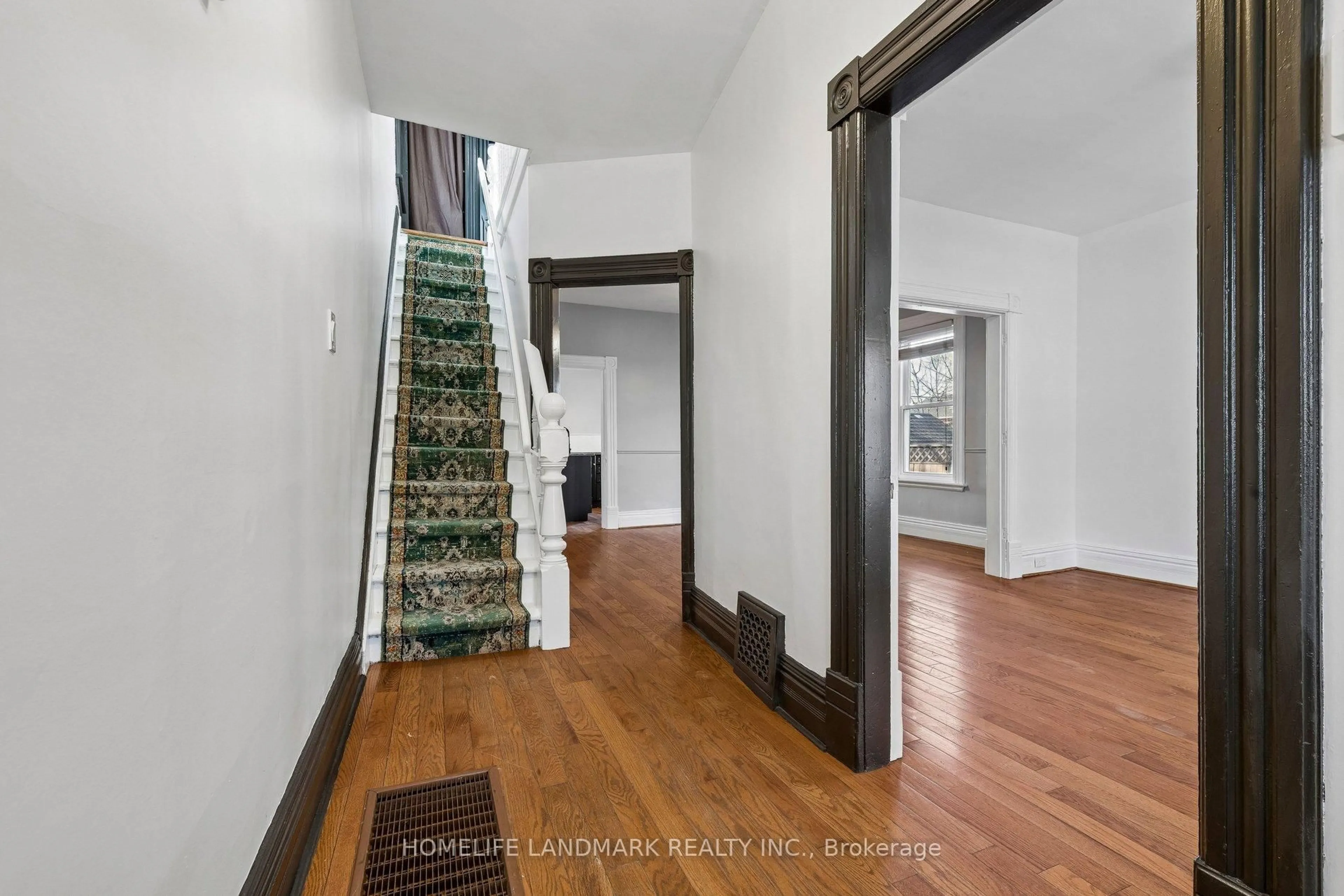 Indoor foyer for 457 Bolivar St, Peterborough Ontario K9J 4R3
