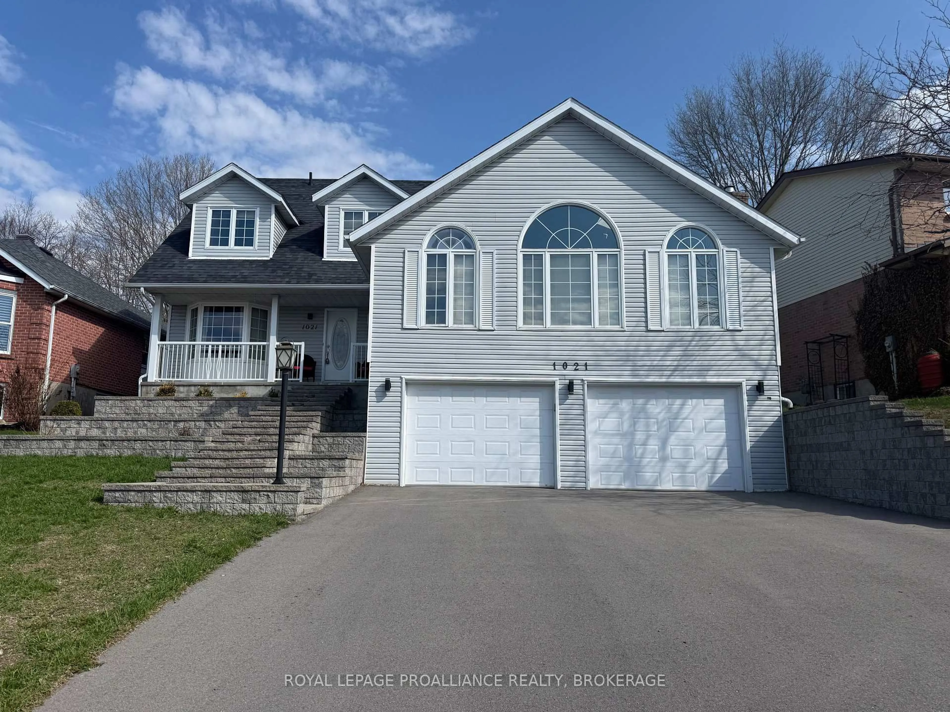 Home with vinyl exterior material, street for 1021 Dunham St, Kingston Ontario K7P 2J9