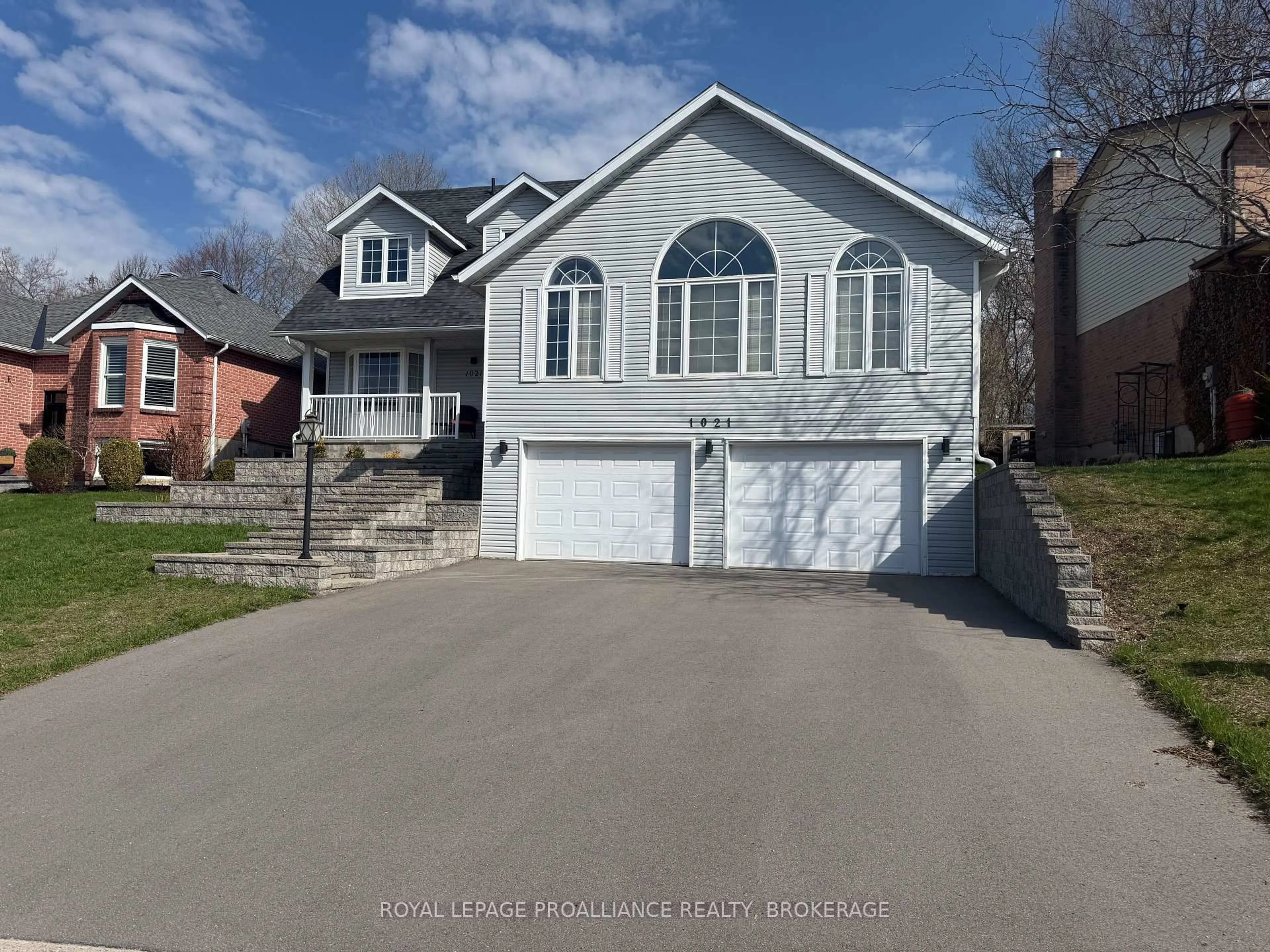 Home with vinyl exterior material, street for 1021 Dunham St, Kingston Ontario K7P 2J9