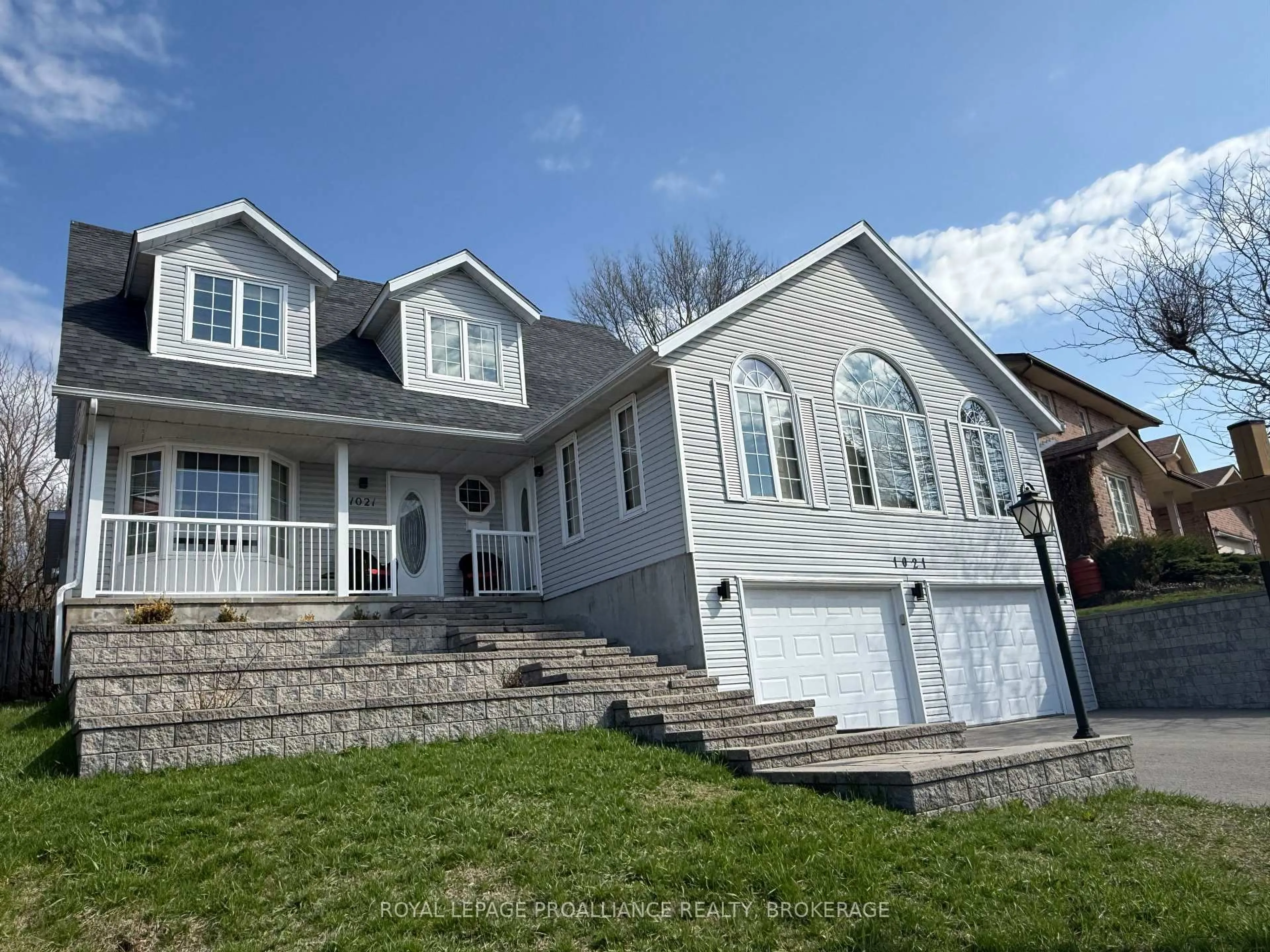 Home with vinyl exterior material, street for 1021 Dunham St, Kingston Ontario K7P 2J9