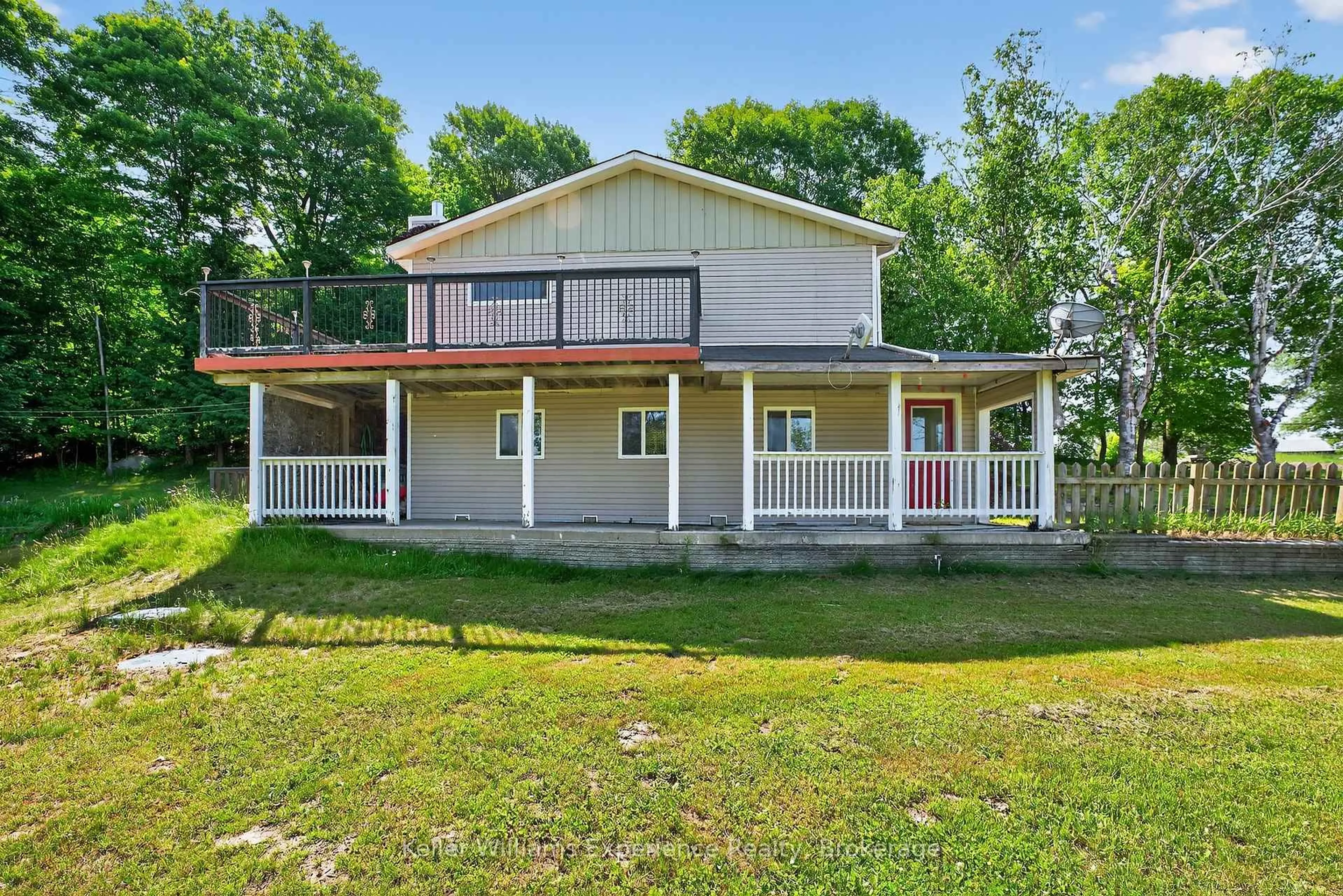 A pic from outside/outdoor area/front of a property/back of a property/a pic from drone, building for 1236 Golden Beach Rd, Bracebridge Ontario P1L 1W8