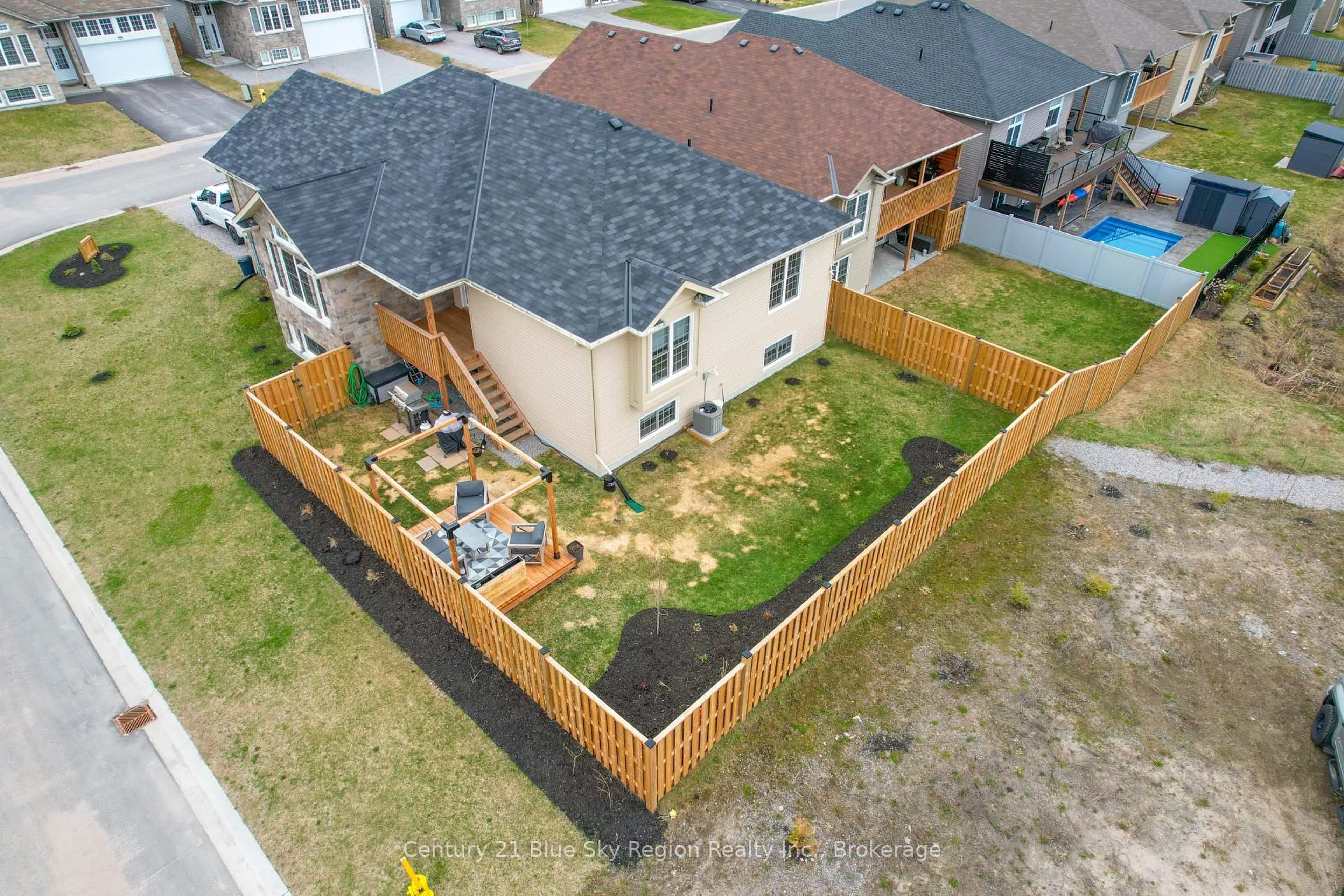 A pic from outside/outdoor area/front of a property/back of a property/a pic from drone, unknown for 158 Turner Dr, North Bay Ontario P1A 0G6