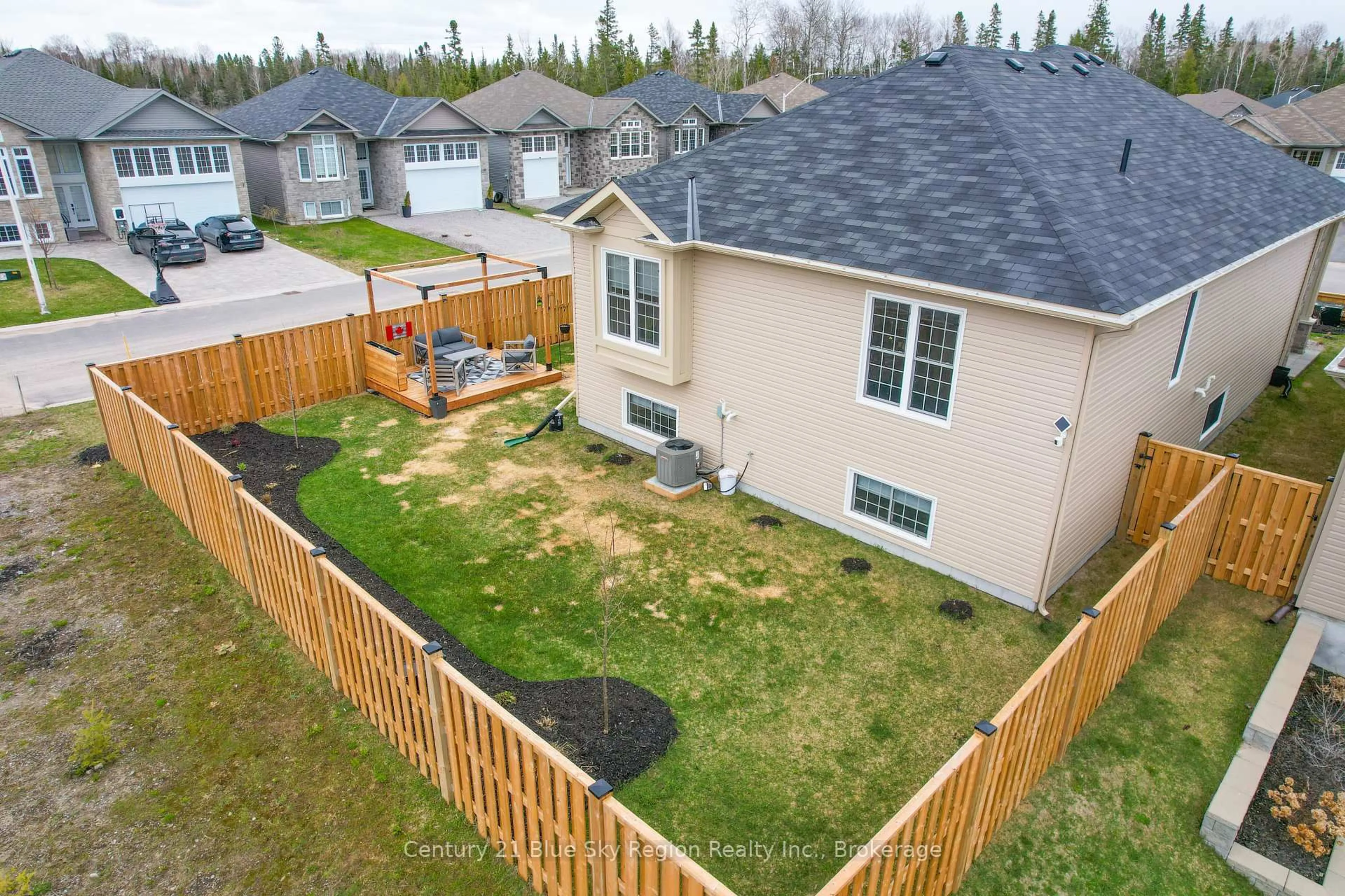A pic from outside/outdoor area/front of a property/back of a property/a pic from drone, mountain view for 158 Turner Dr, North Bay Ontario P1A 0G6