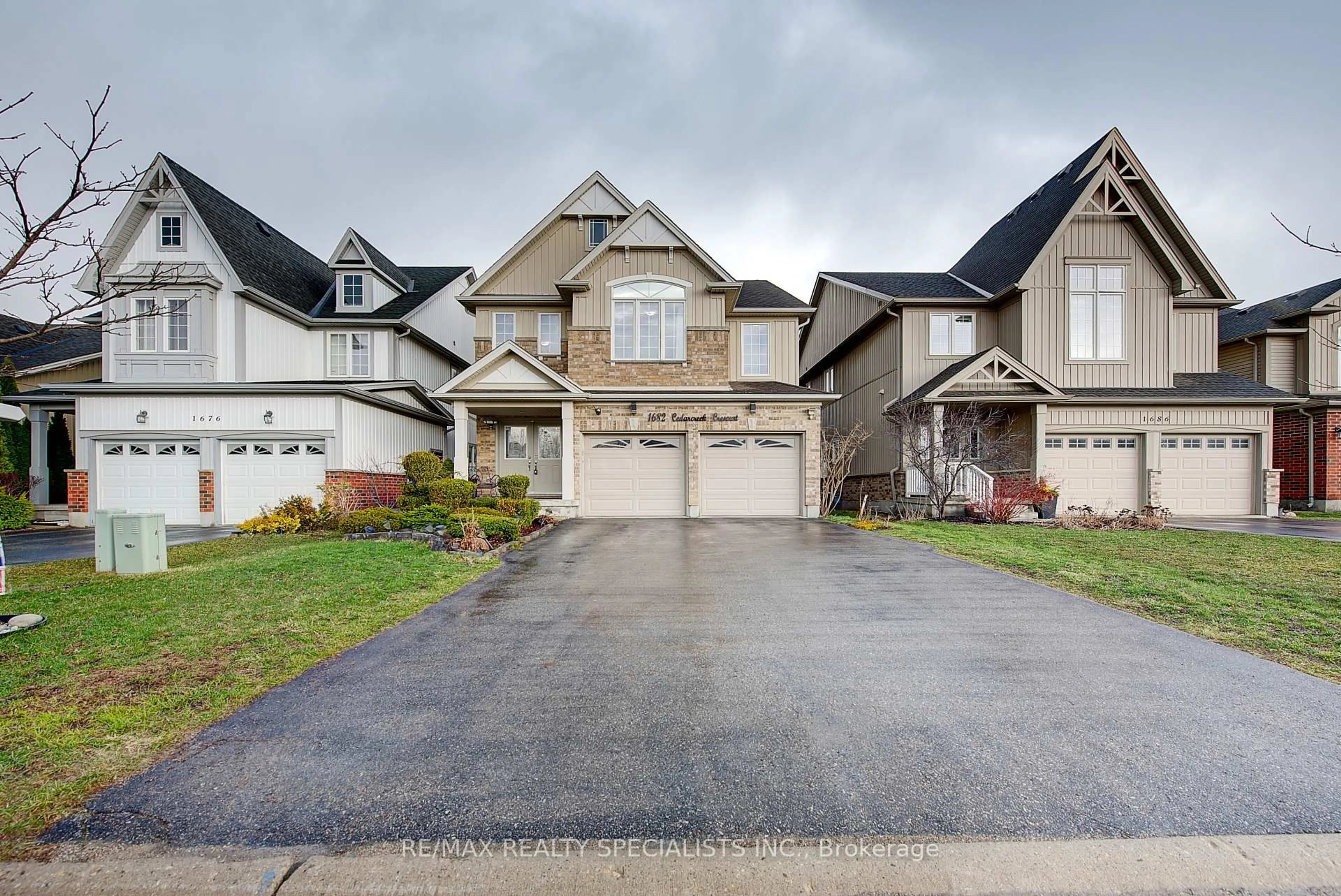 Home with vinyl exterior material, street for 1682 Cedarcreek Cres, London North Ontario N5X 0C7