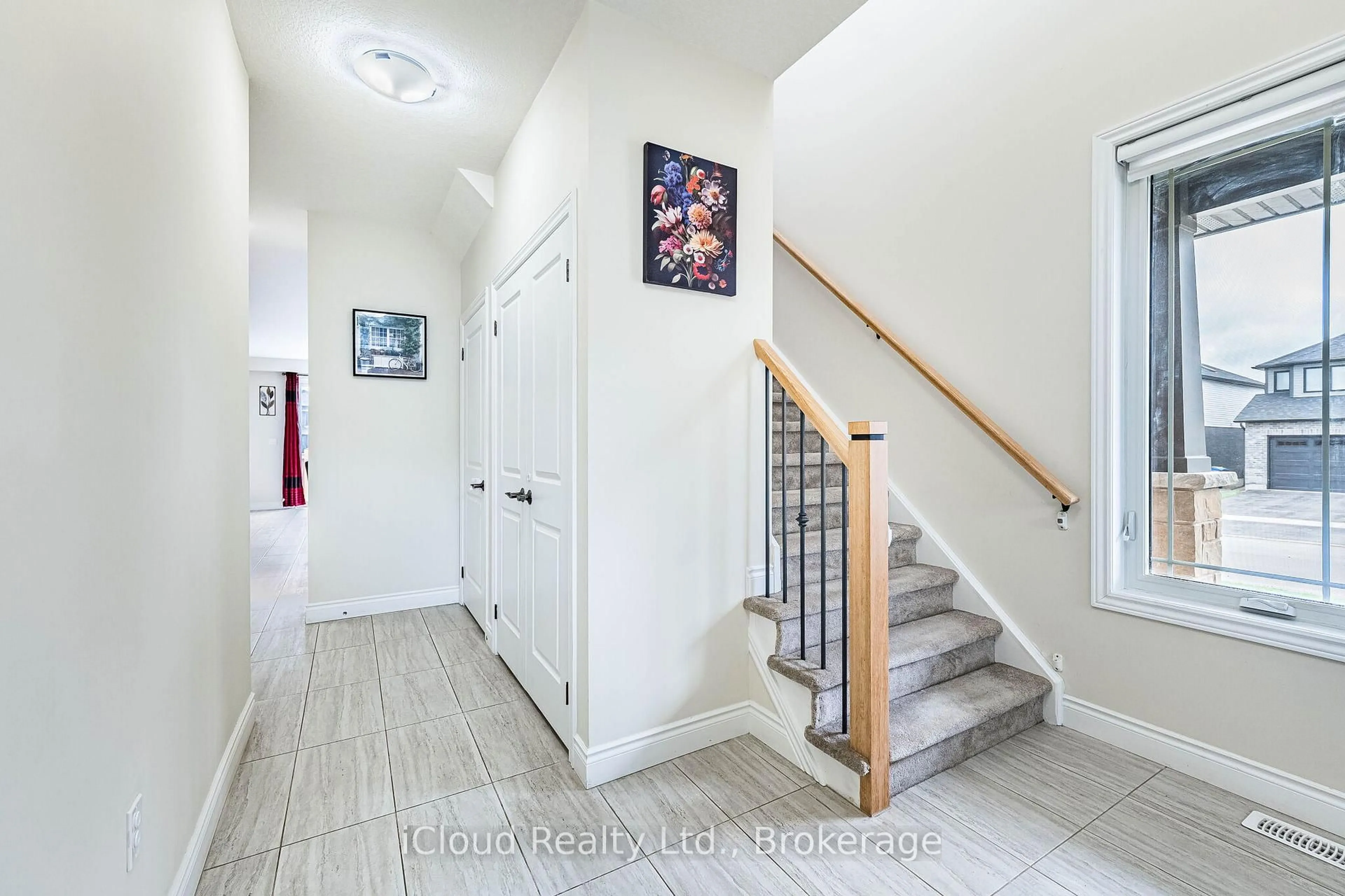 Indoor entryway for 1 Lang Lane, East Luther Grand Valley Ontario L9W 7S7