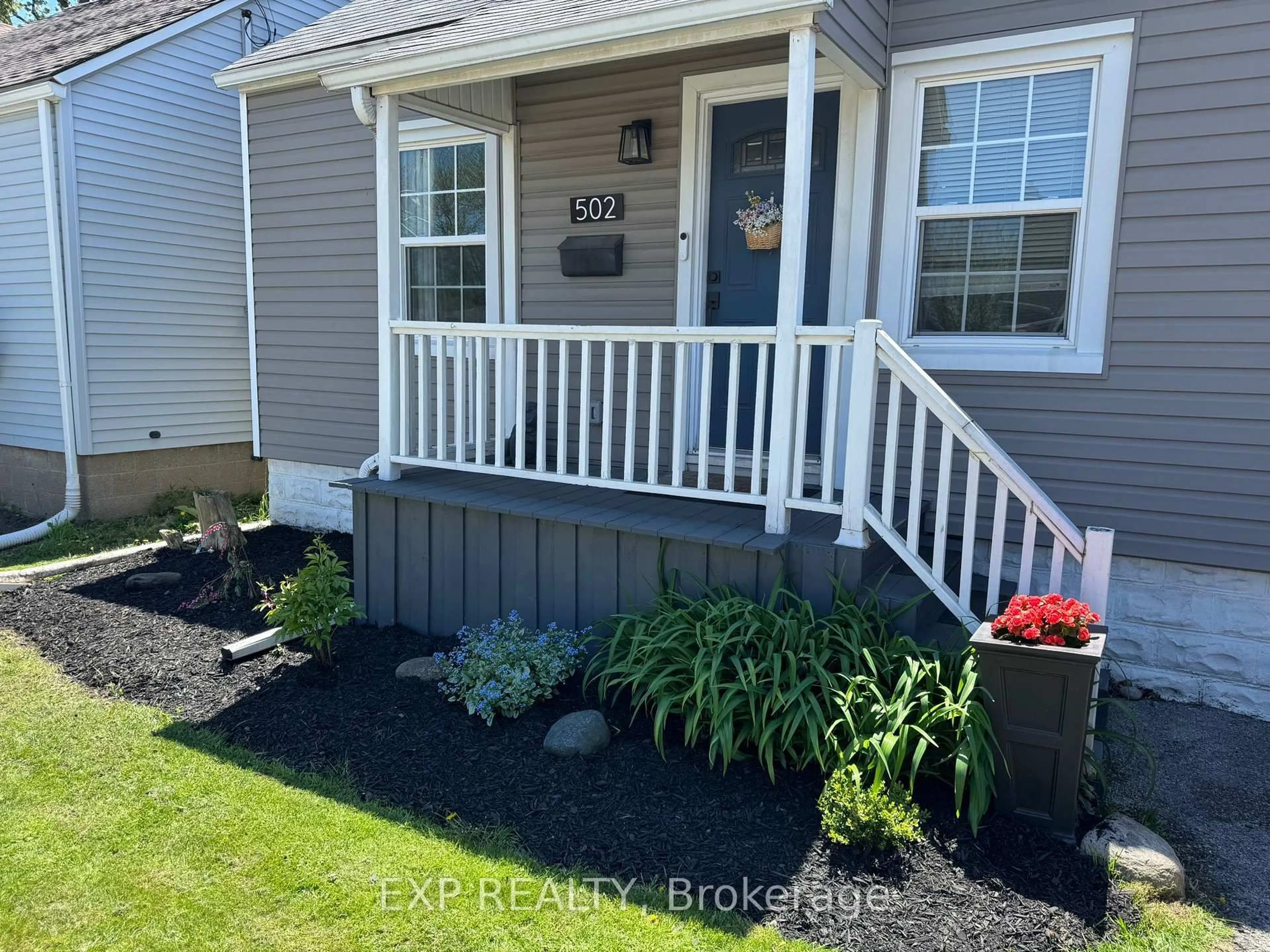 Indoor entryway for 502 Britannia Ave, Hamilton Ontario L8H 1Z6