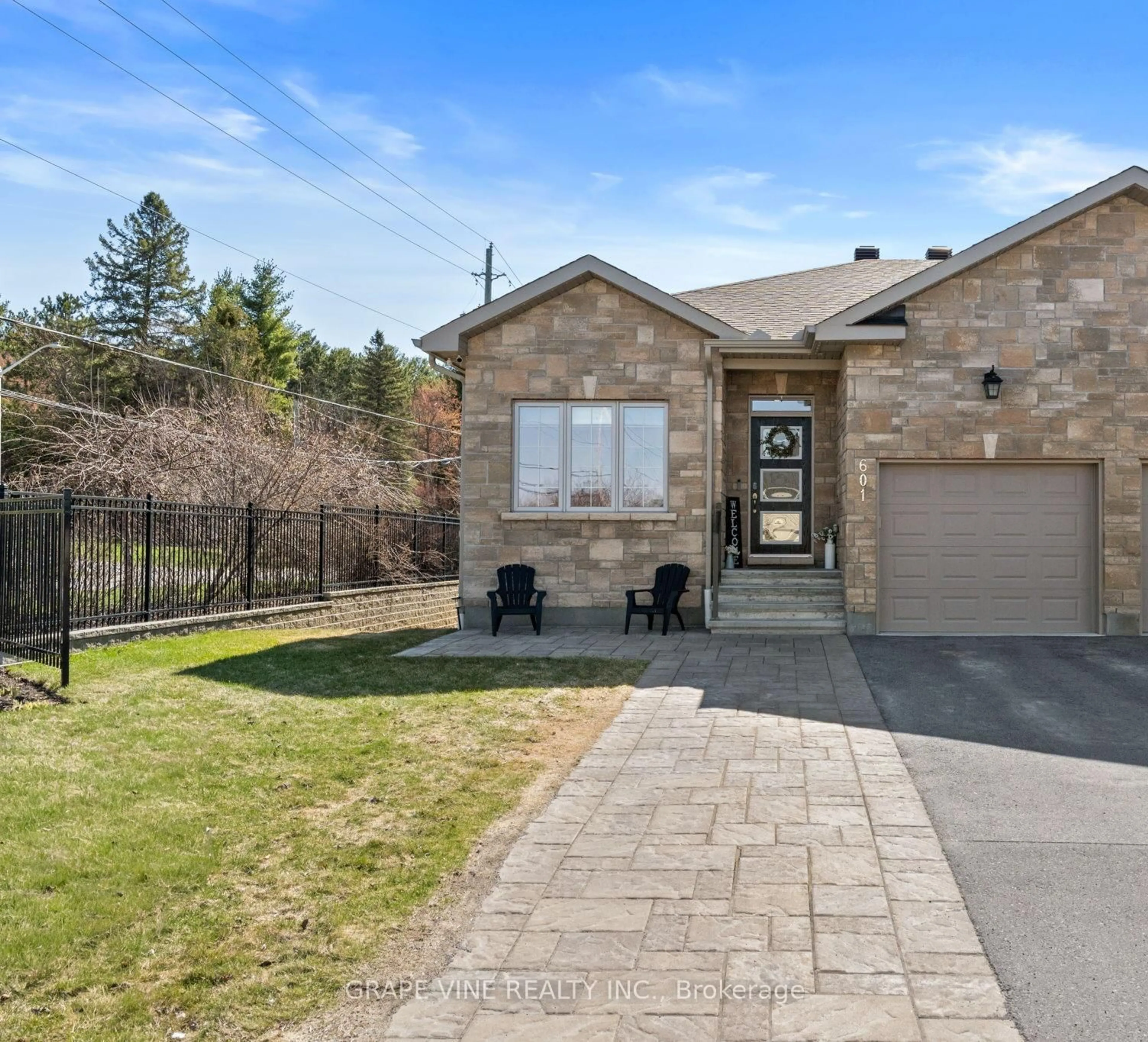 Home with brick exterior material, street for 601 Meadowridge Circ, Carp Ontario K0A 1L0