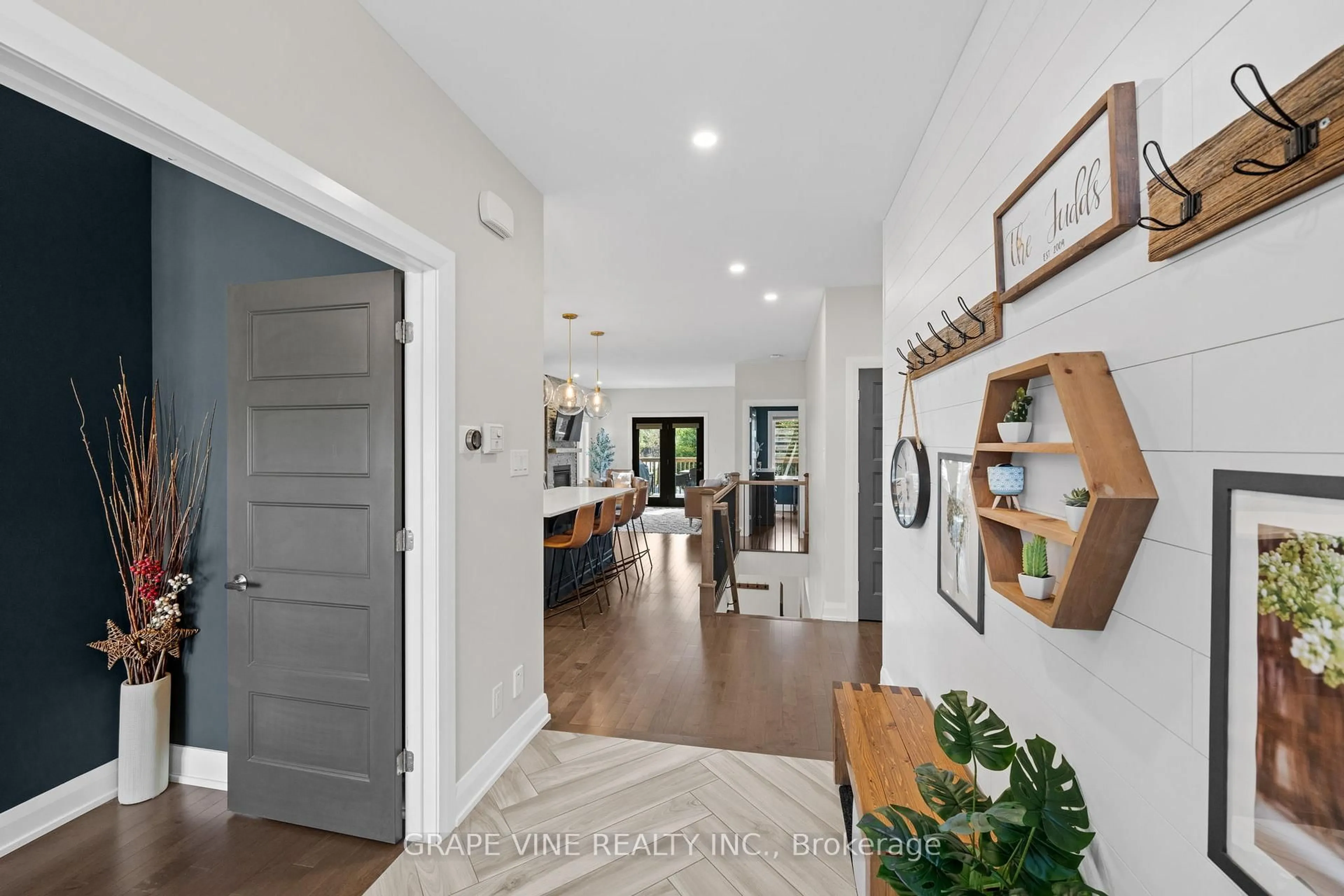 Indoor entryway for 601 Meadowridge Circ, Carp Ontario K0A 1L0