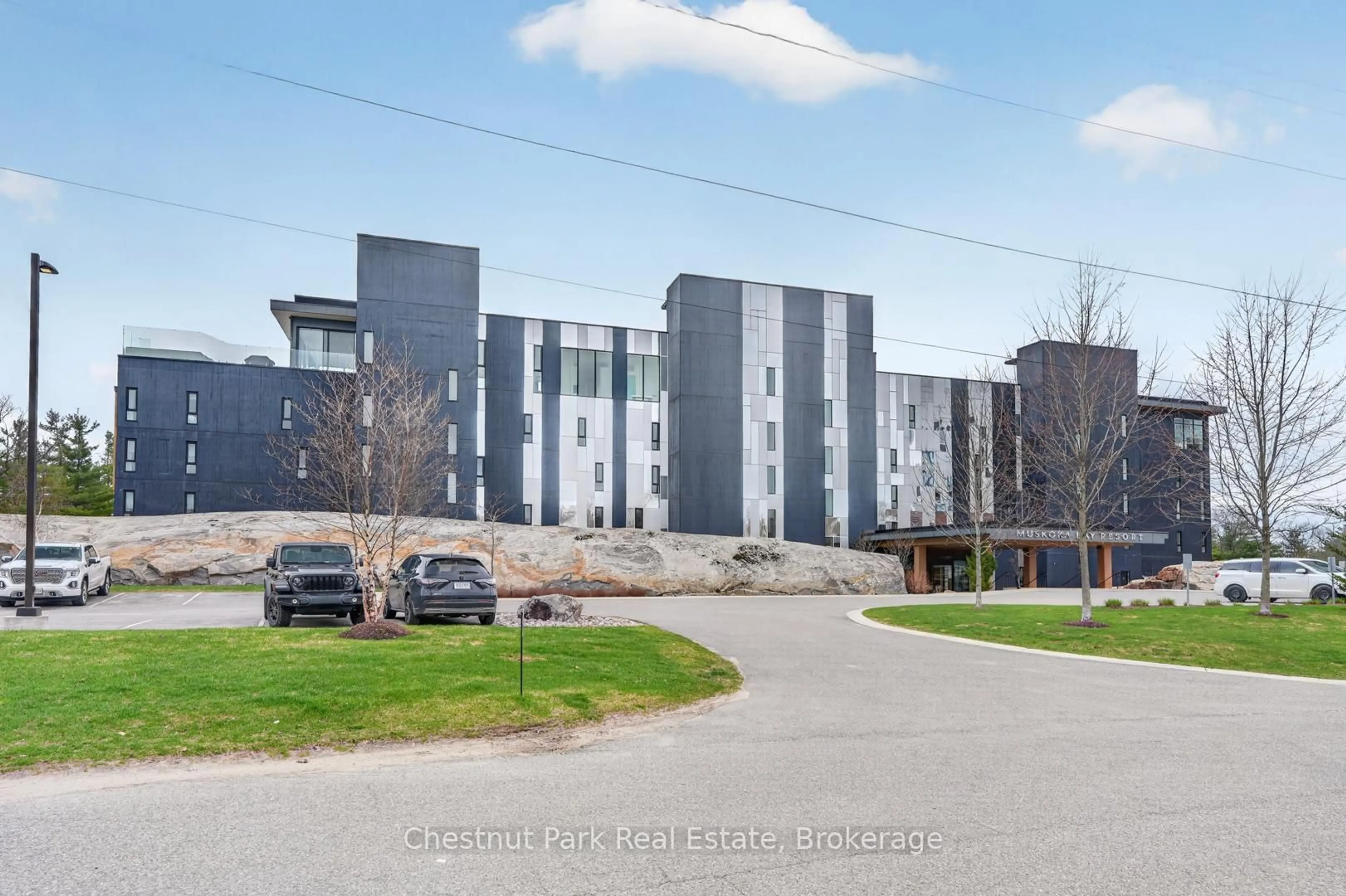 A pic from outside/outdoor area/front of a property/back of a property/a pic from drone, building for 120 Carrick Tr #210, Gravenhurst Ontario P1P 0B6