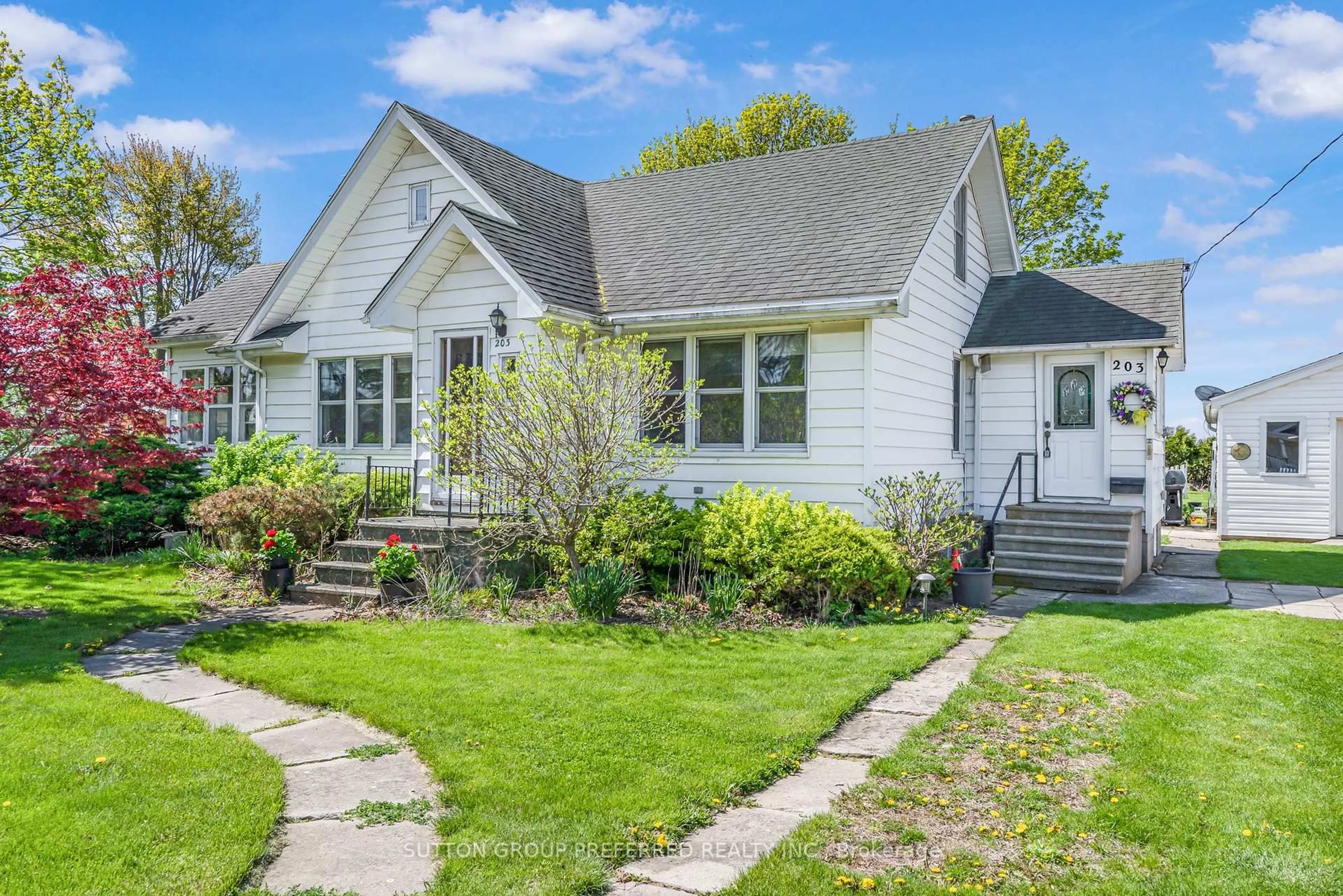 Home with vinyl exterior material, street for 203 Eriet St, Chatham-Kent Ontario N0P 1W0