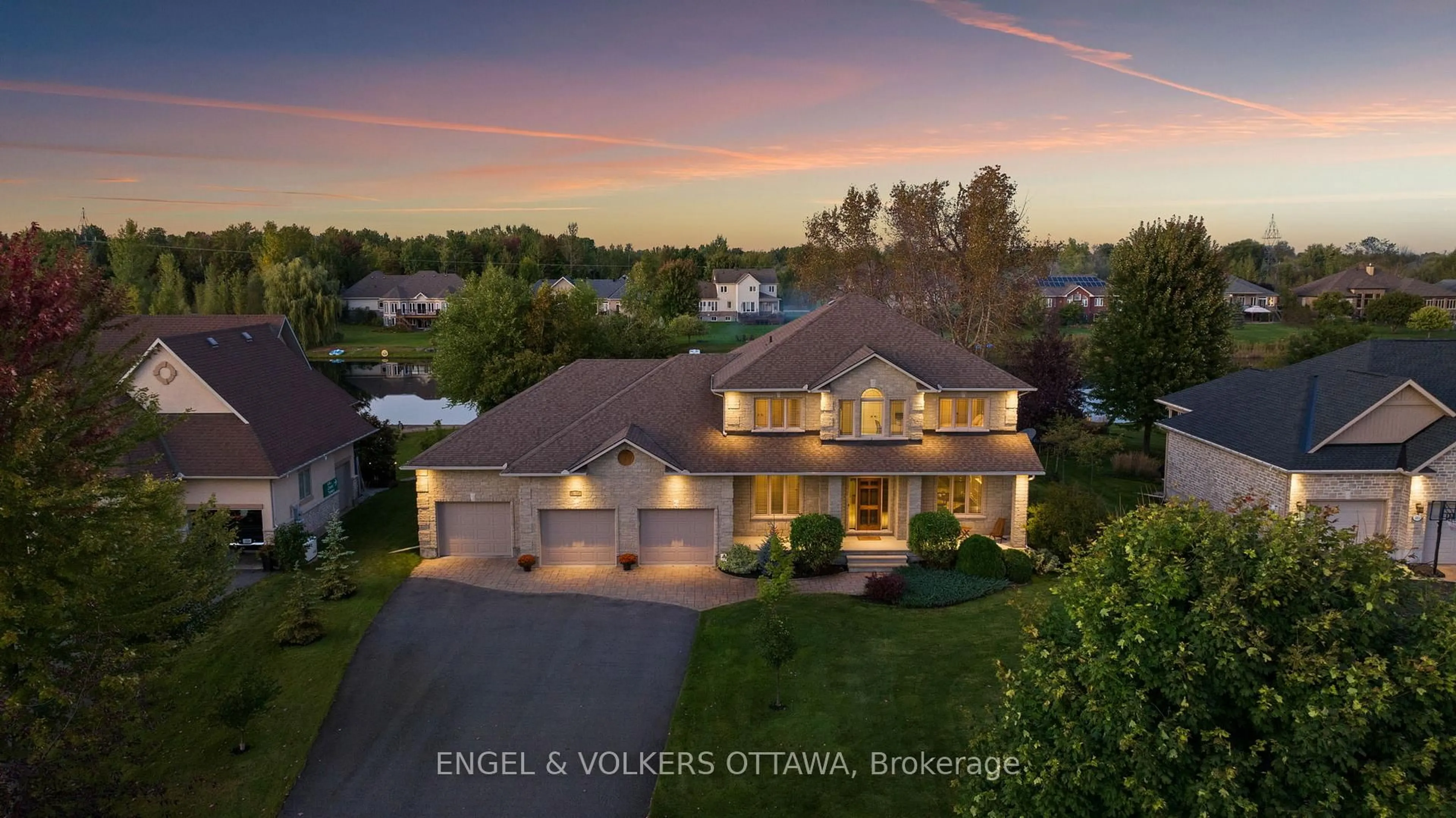 A pic from outside/outdoor area/front of a property/back of a property/a pic from drone, water/lake/river/ocean view for 6808 Suncrest Dr, Ottawa Ontario K4P 0B2