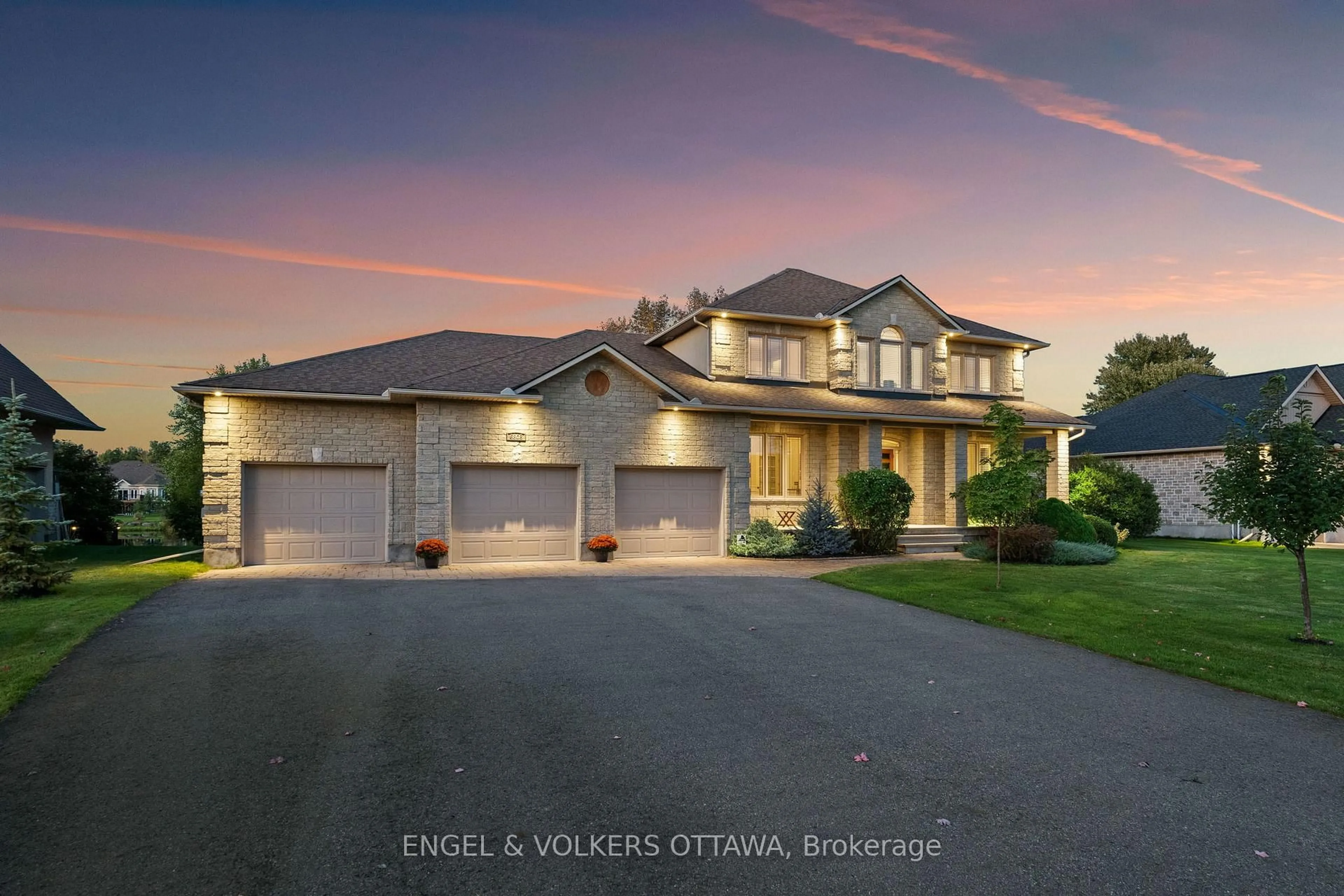 A pic from outside/outdoor area/front of a property/back of a property/a pic from drone, street for 6808 Suncrest Dr, Ottawa Ontario K4P 0B2