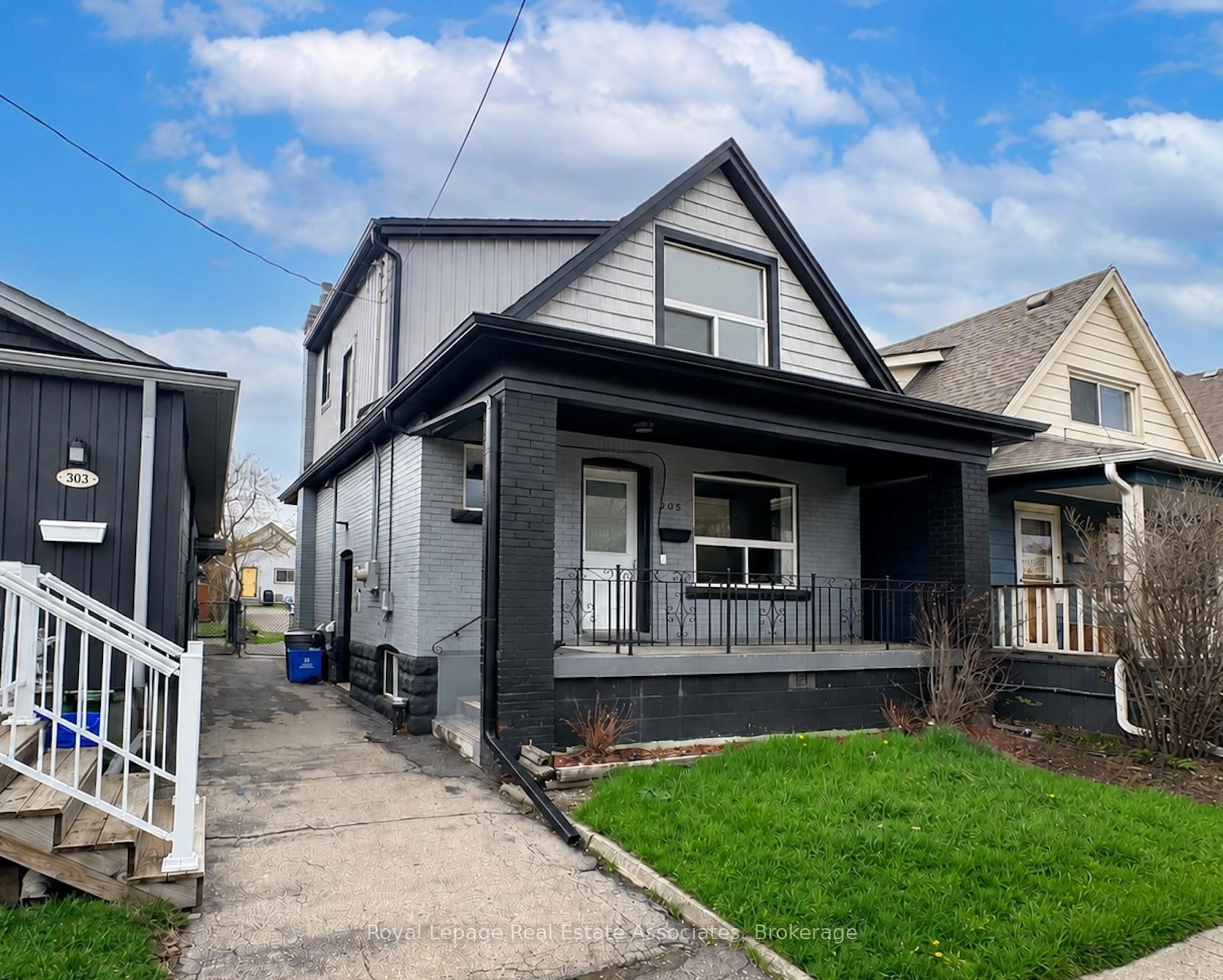 Home with vinyl exterior material, street for 305 Weir St, Hamilton Ontario L8H 5G4