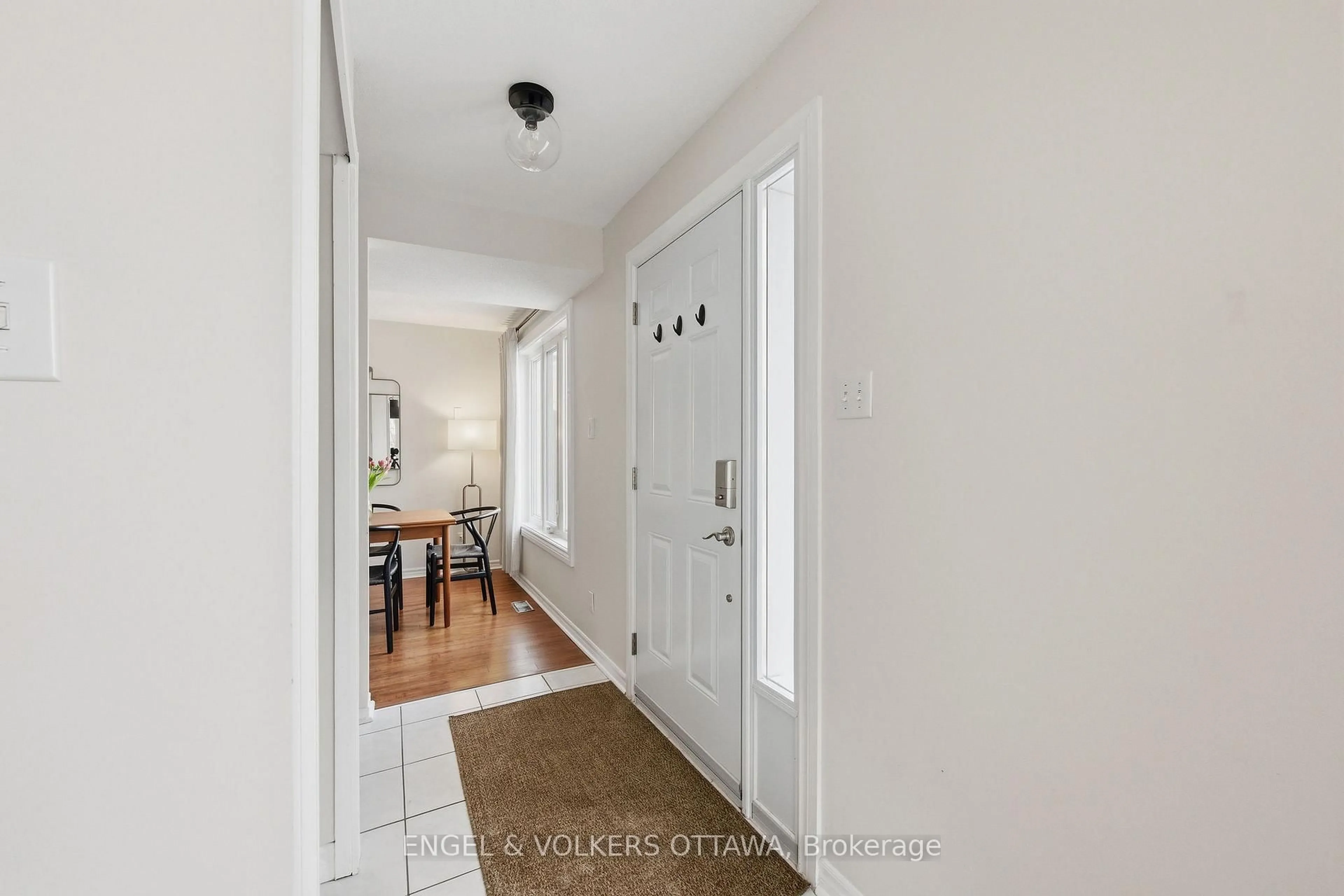 Indoor entryway for 150 Forward Ave, Ottawa Ontario K1Y 1K9
