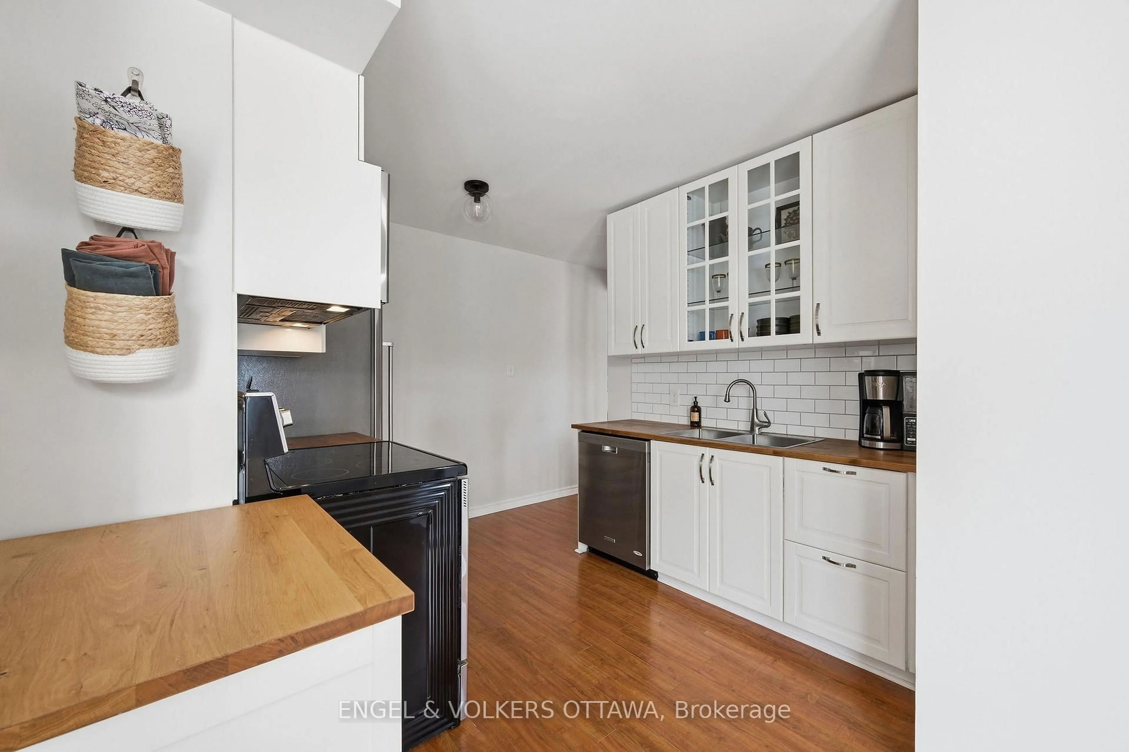 Standard kitchen, wood/laminate floor for 150 Forward Ave, Ottawa Ontario K1Y 1K9