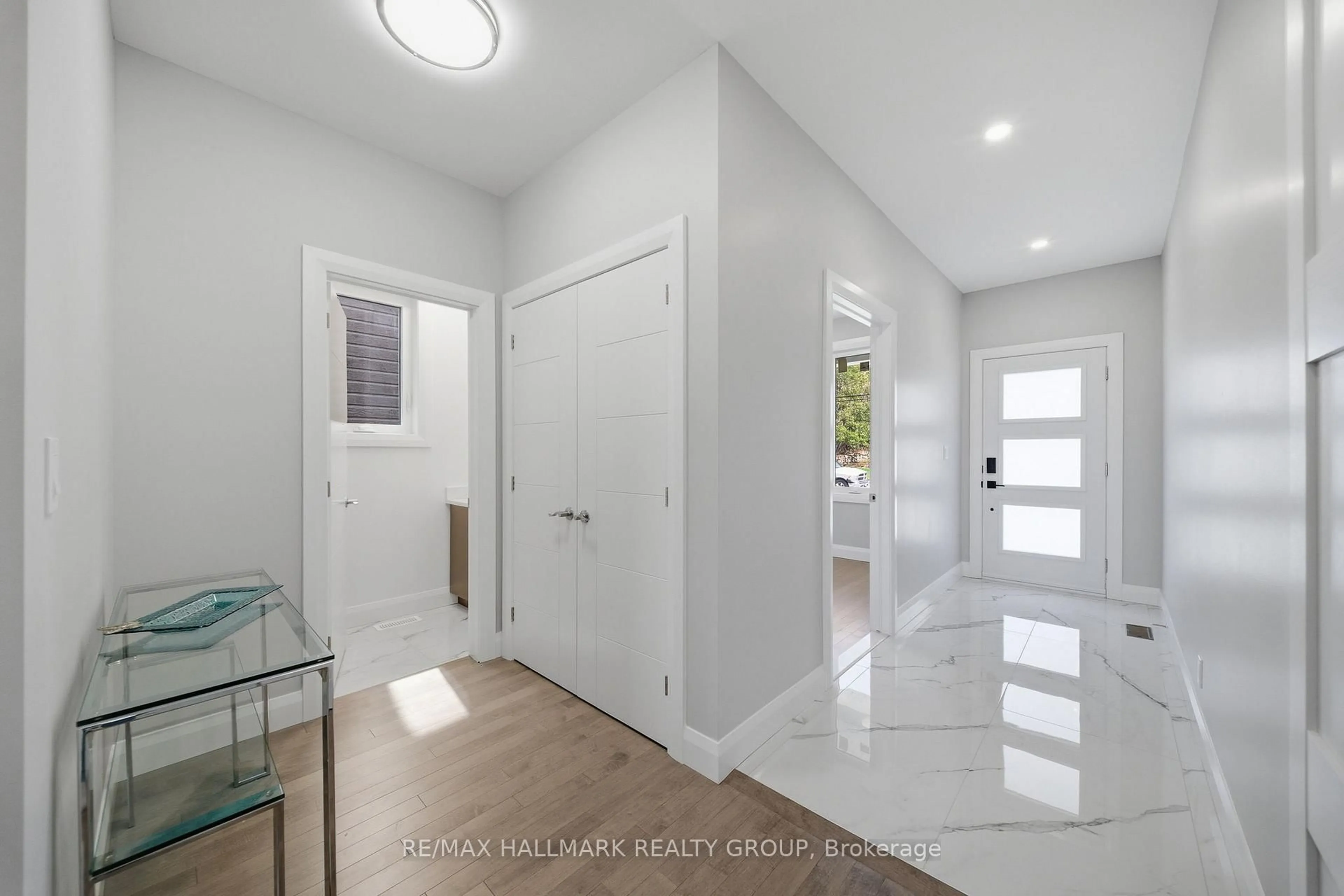 Indoor entryway for 6933 Notre Dame St, Ottawa Ontario K1C 1H6