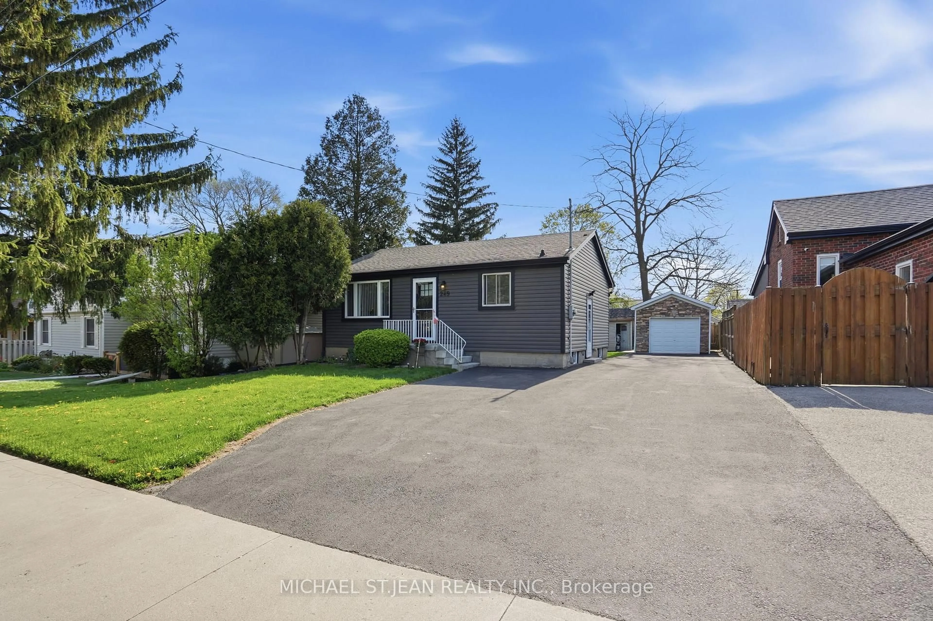 A pic from outside/outdoor area/front of a property/back of a property/a pic from drone, street for 249 West 18th St, Hamilton Ontario L9C 4H1