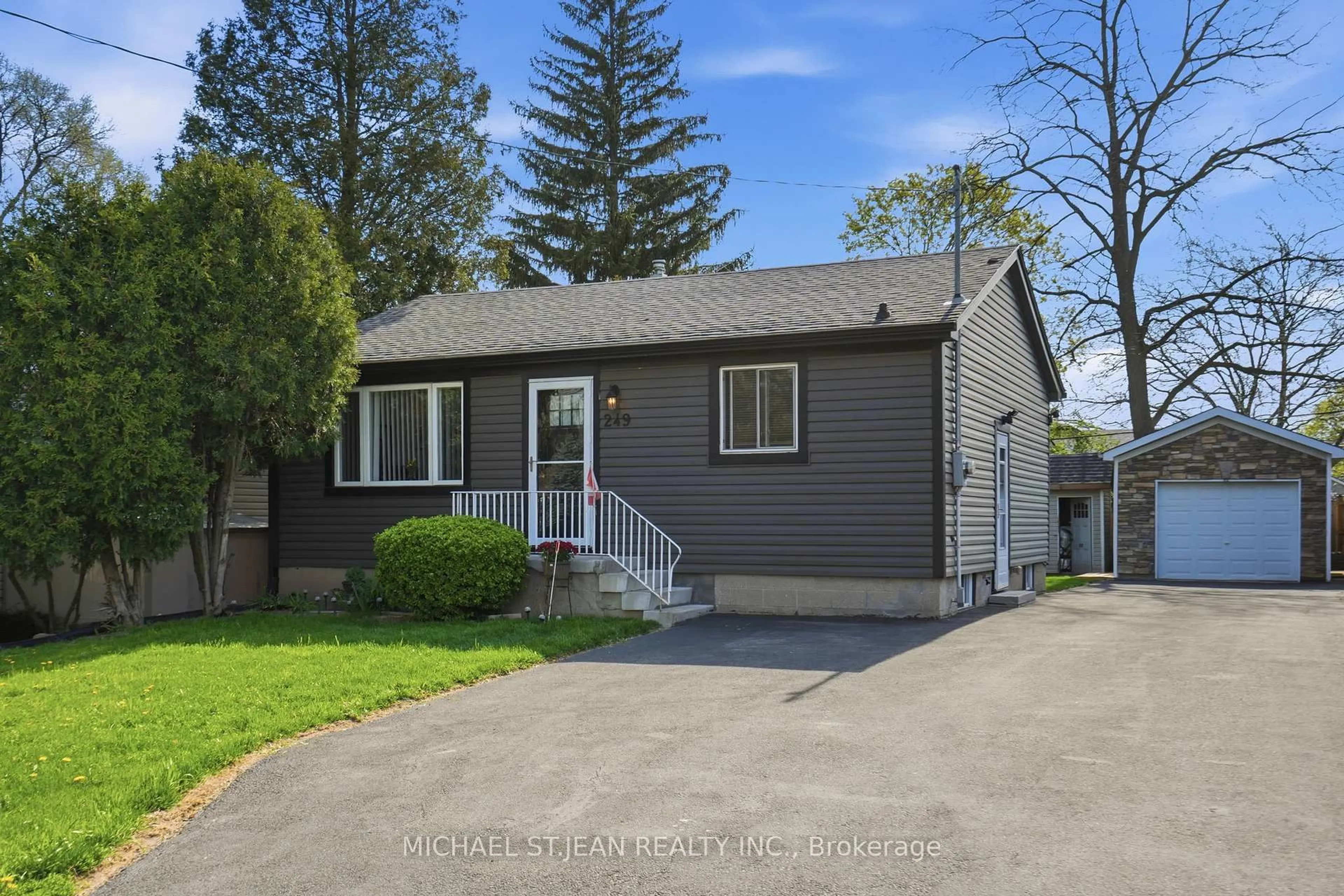 Home with vinyl exterior material, street for 249 West 18th St, Hamilton Ontario L9C 4H1