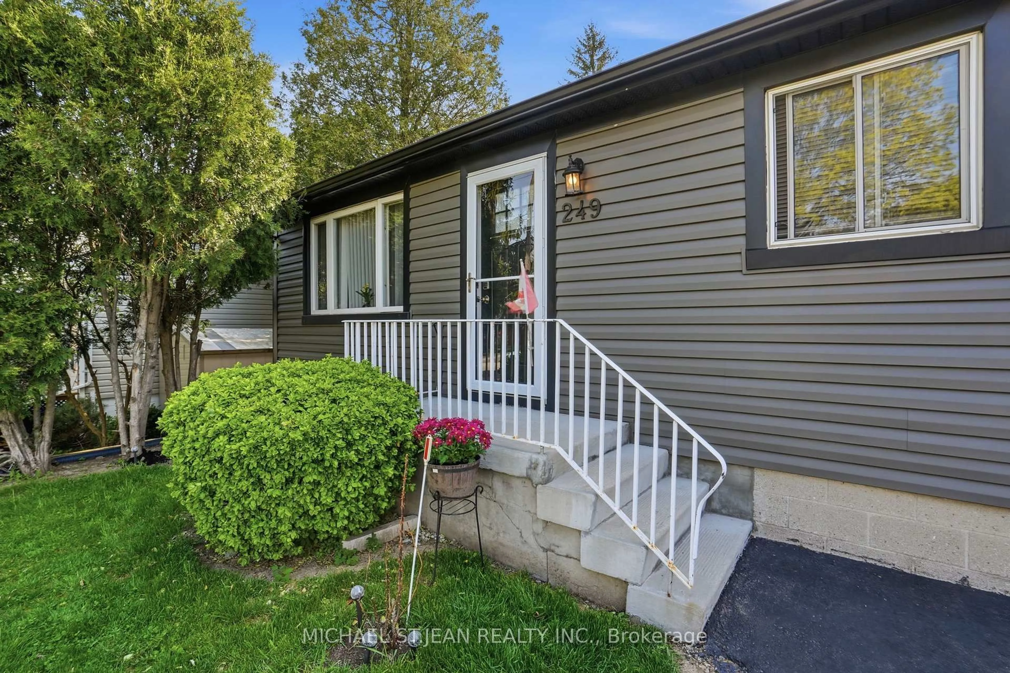 Home with vinyl exterior material, street for 249 West 18th St, Hamilton Ontario L9C 4H1