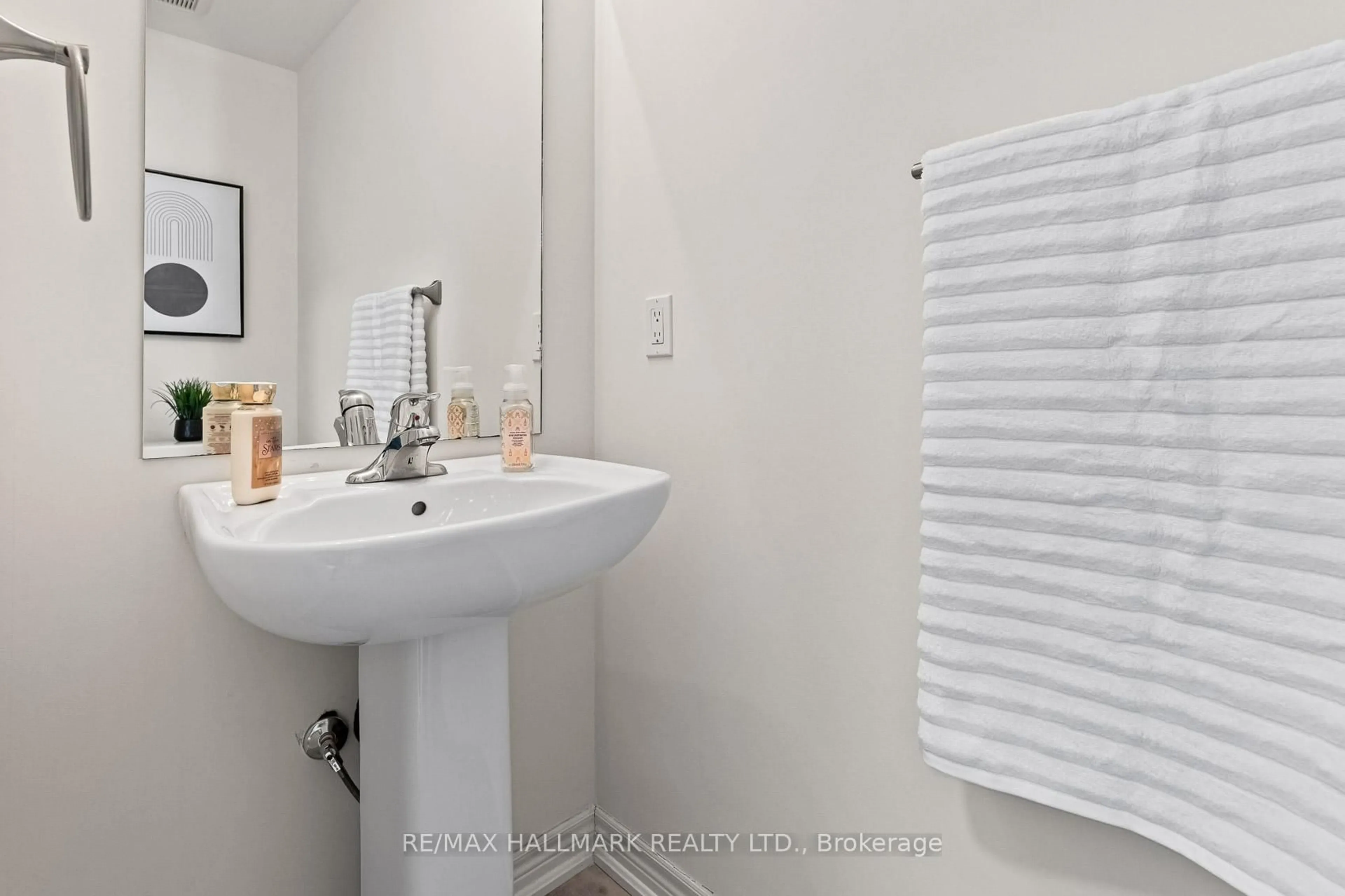 Standard bathroom, ceramic/tile floor for 283 Skinner Rd, Hamilton Ontario L8B 1W5
