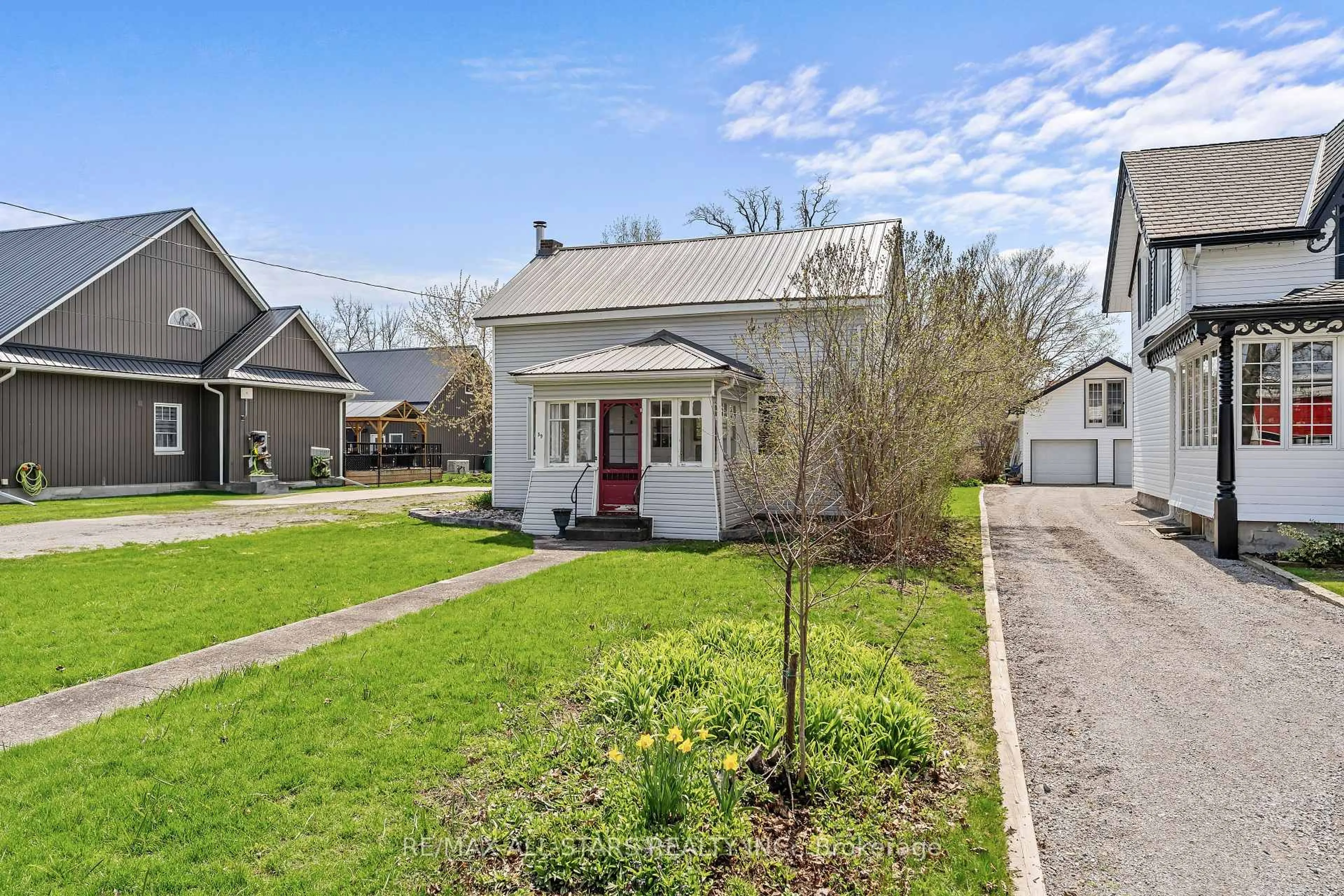 A pic from outside/outdoor area/front of a property/back of a property/a pic from drone, street for 39 Francis St, Kawartha Lakes Ontario K0M 1N0