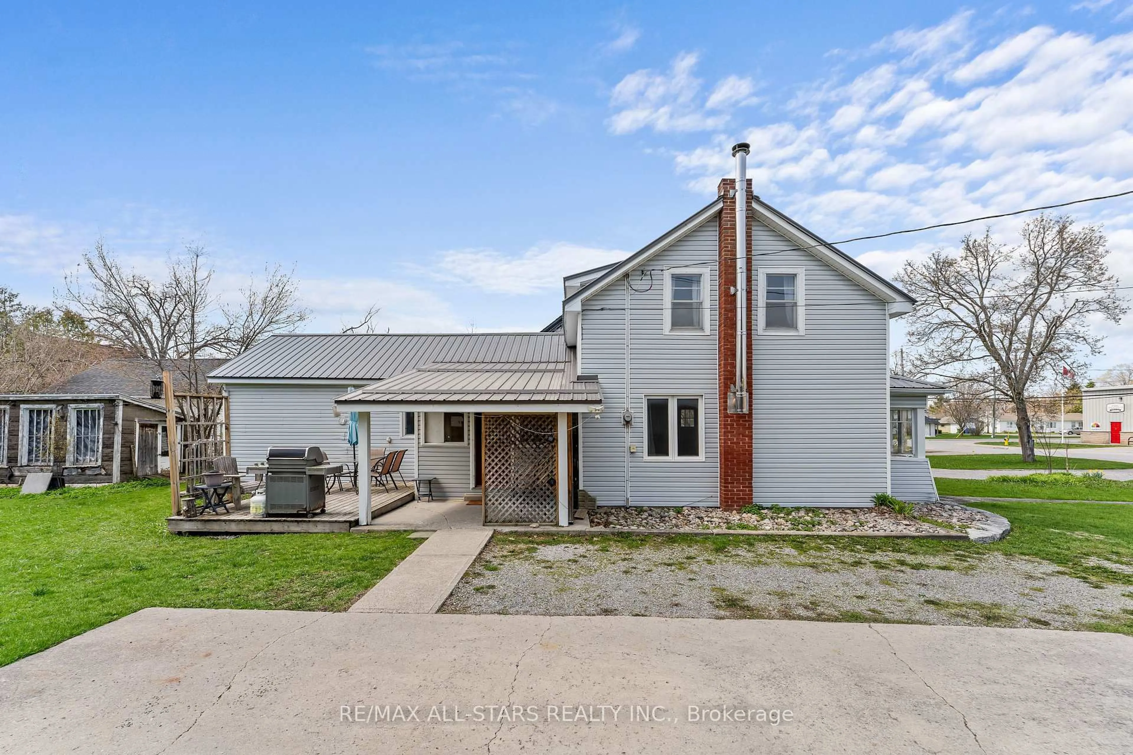 A pic from outside/outdoor area/front of a property/back of a property/a pic from drone, street for 39 Francis St, Kawartha Lakes Ontario K0M 1N0