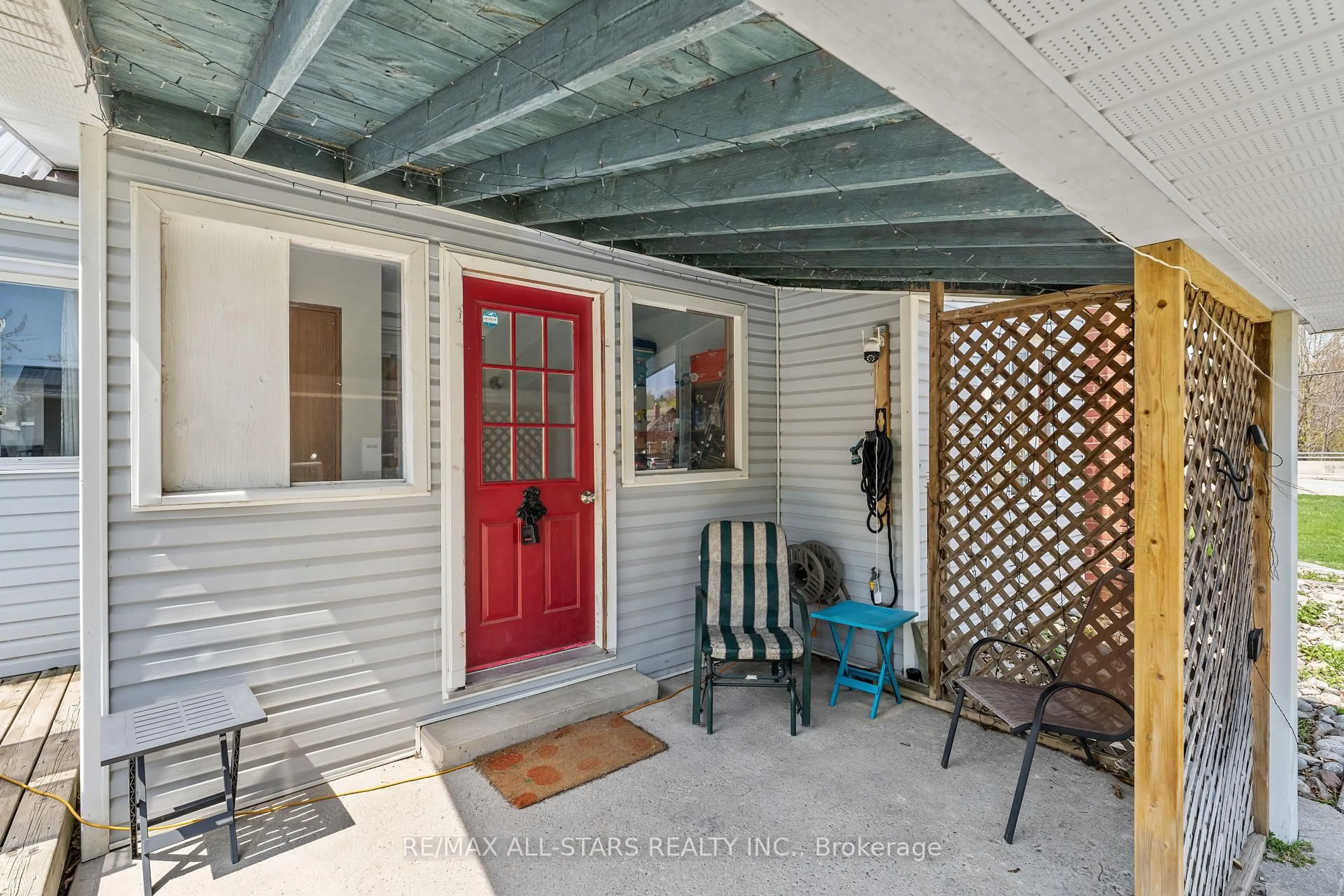 Indoor entryway for 39 Francis St, Kawartha Lakes Ontario K0M 1N0