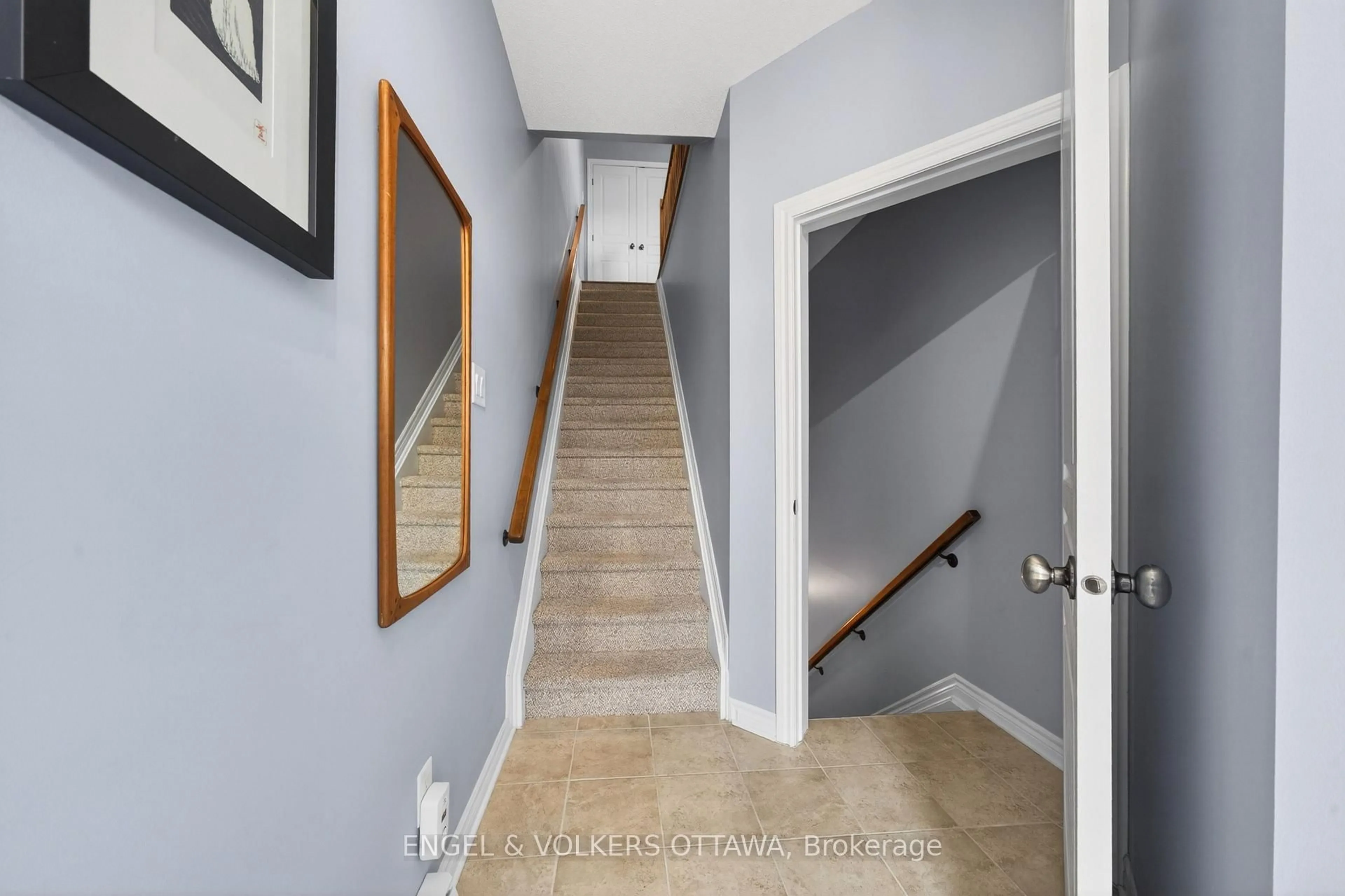 Indoor entryway for 169 Eye Bright Cres, Ottawa Ontario K1V 2K5