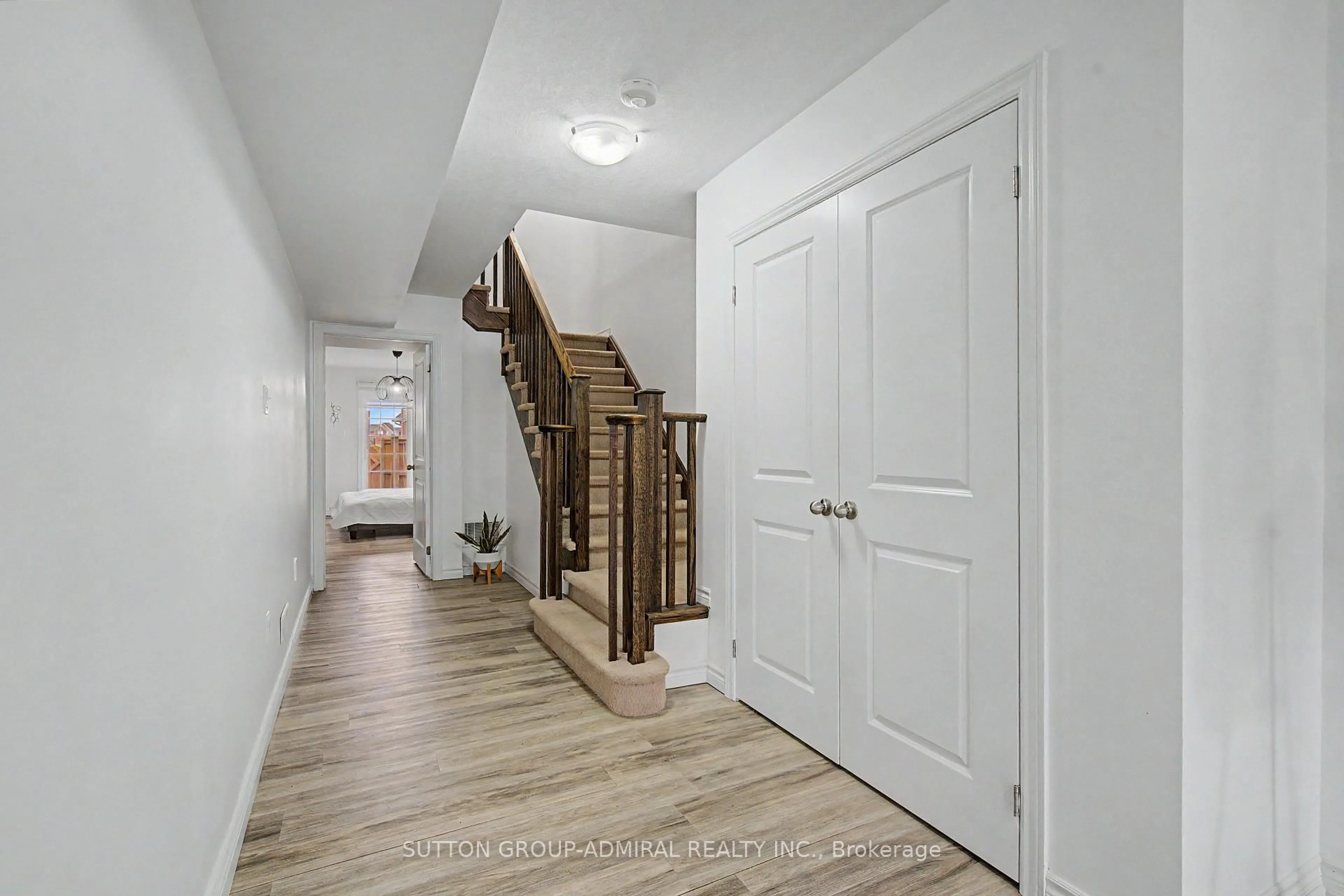 Indoor entryway for 17 Savage Dr, Hamilton Ontario L8B 0A1