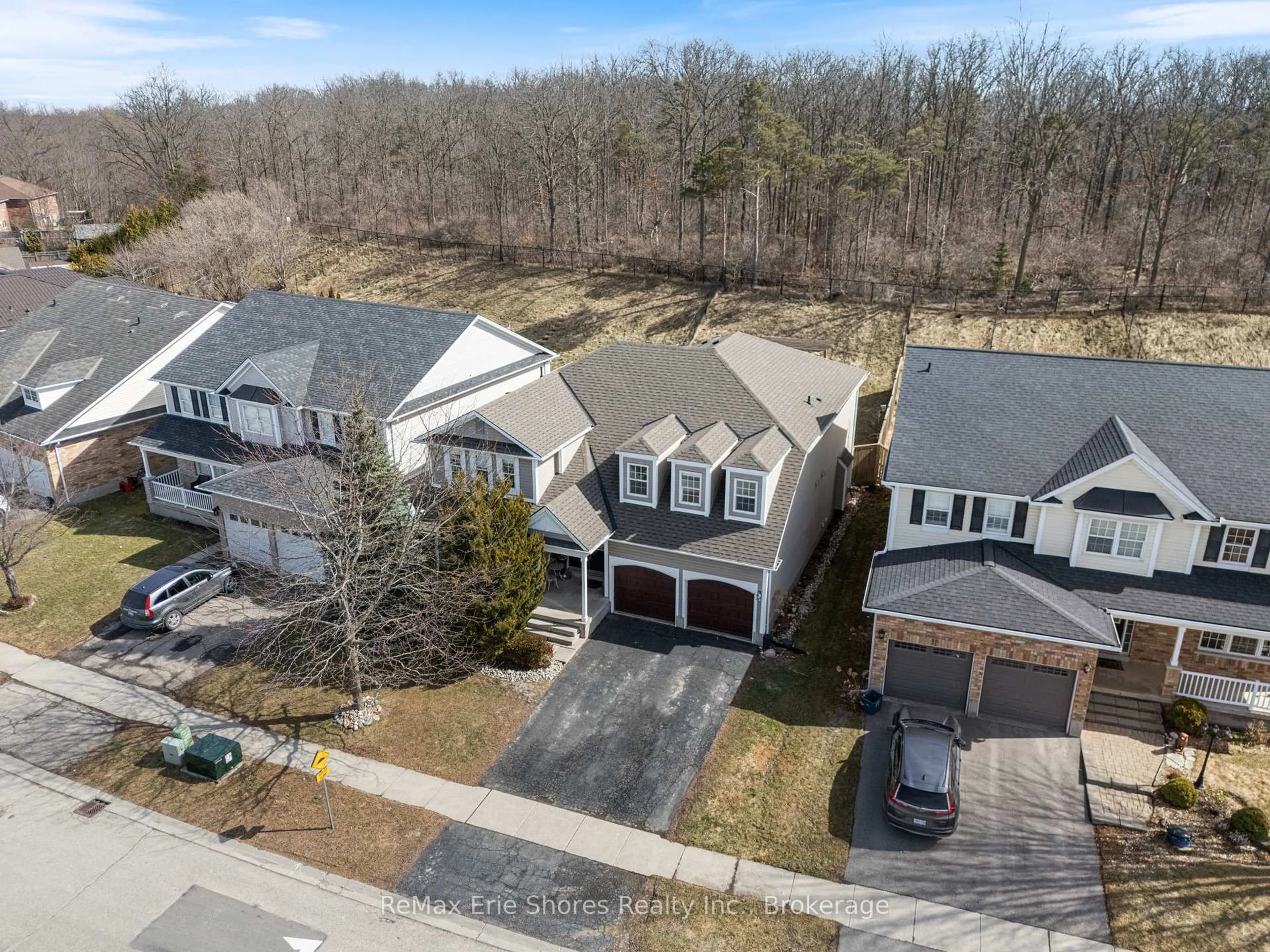 A pic from outside/outdoor area/front of a property/back of a property/a pic from drone, street for 51 Hunter Way, Brantford Ontario N3T 6S3
