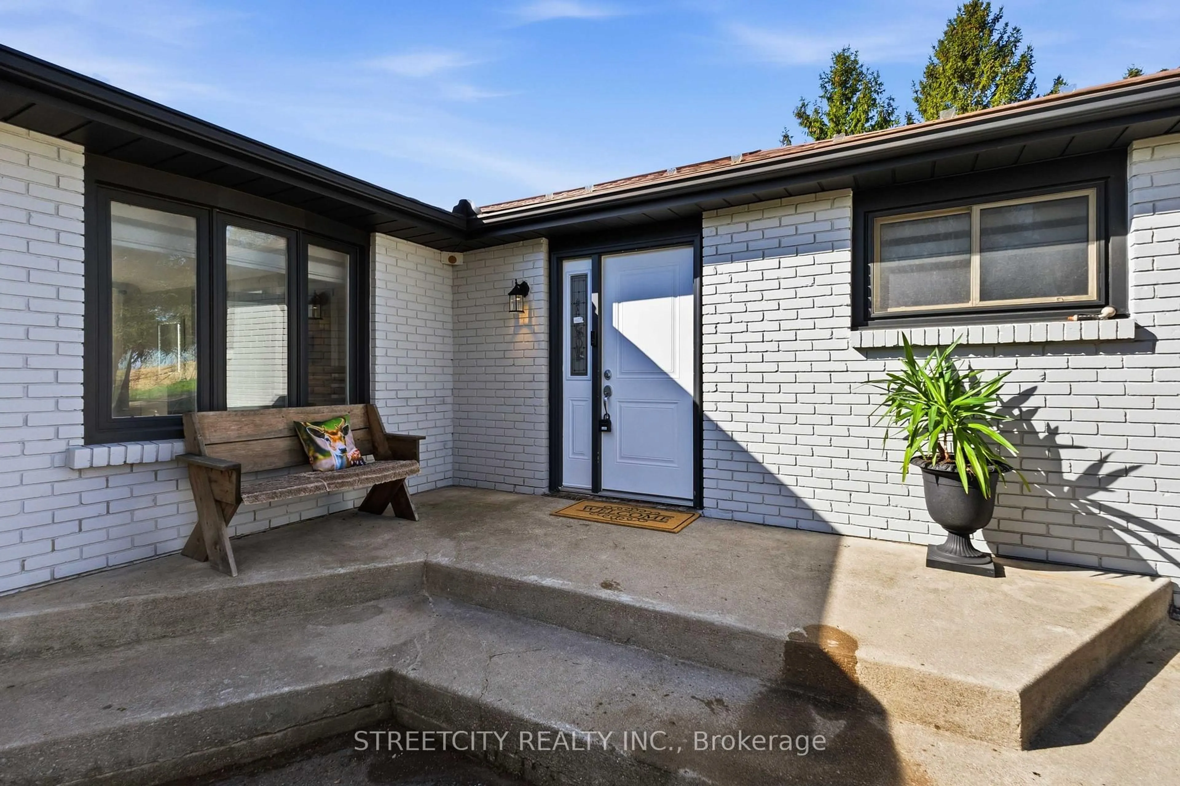 Indoor entryway for 10867 Melrose Dr, Middlesex Centre Ontario N0L 1R0
