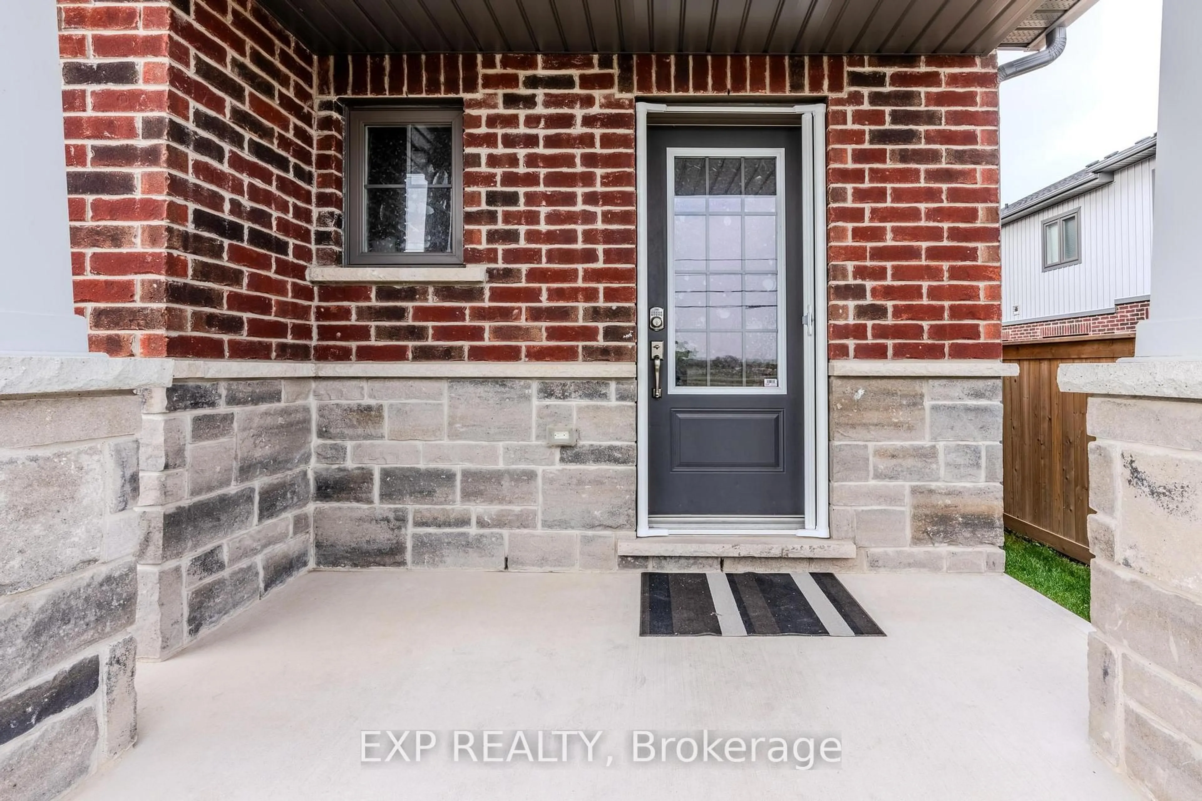 Indoor entryway for 17 Severino Circ, West Lincoln Ontario L0R 2A0