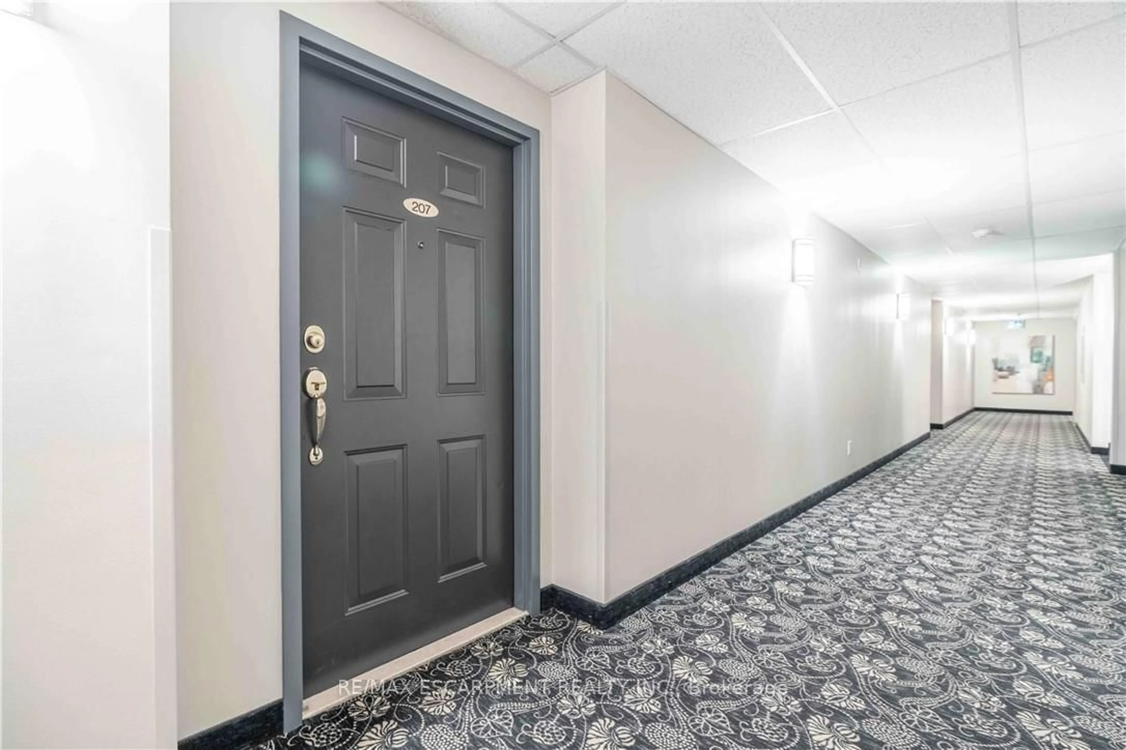 Indoor foyer for 980 Golf Links Rd #207, Hamilton Ontario L9K 1J8