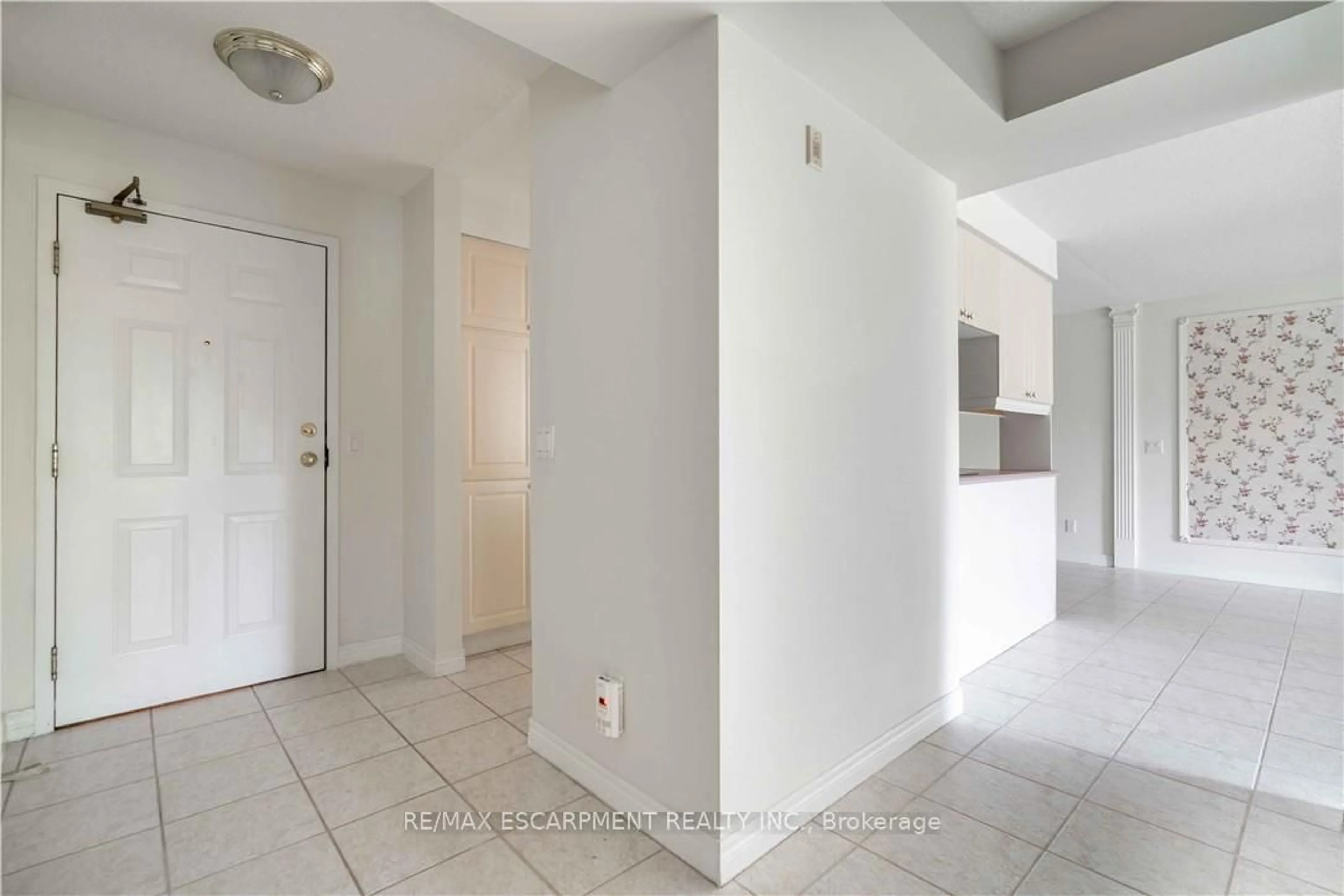 Indoor entryway for 980 Golf Links Rd #207, Hamilton Ontario L9K 1J8