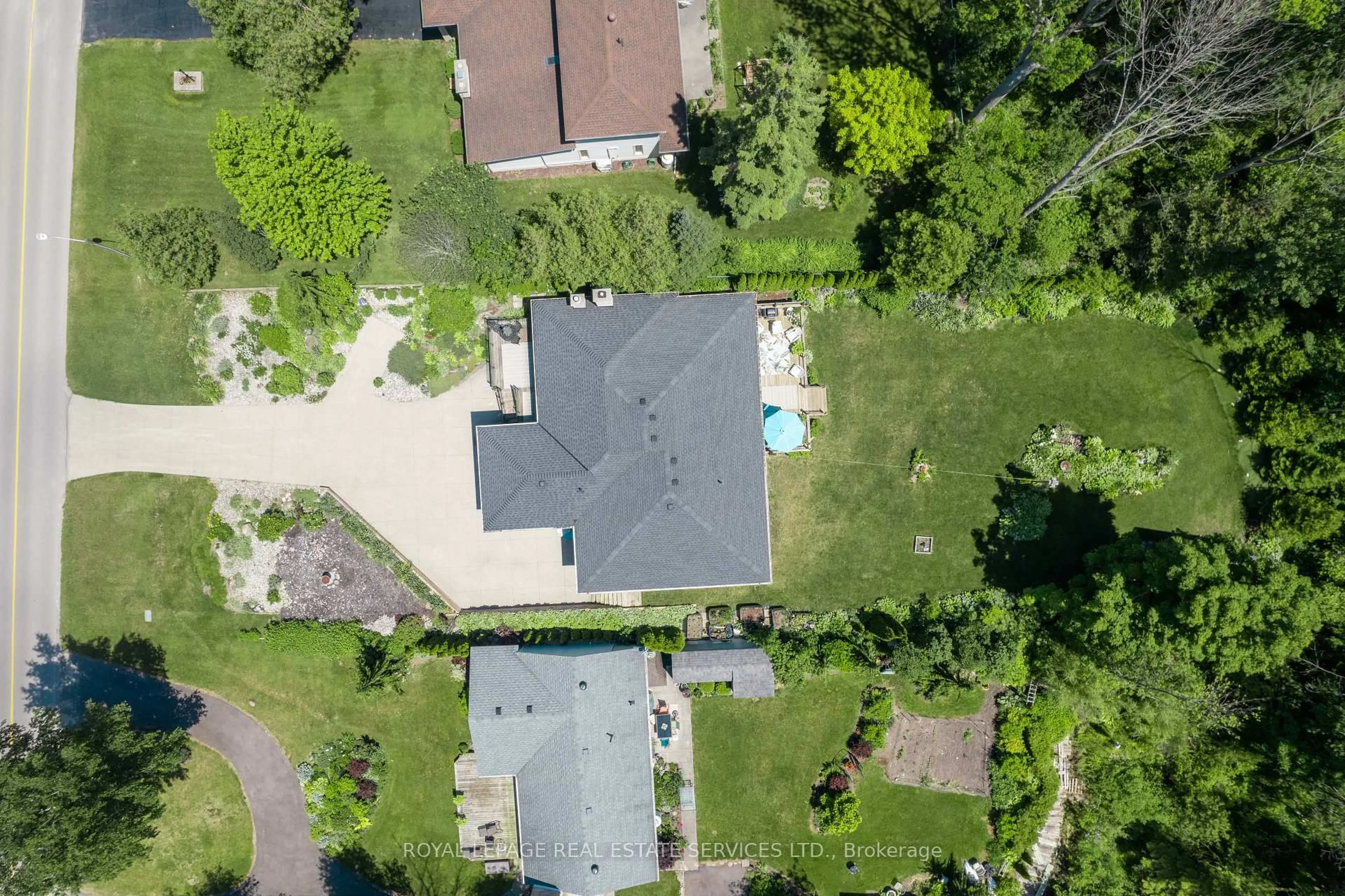 A pic from outside/outdoor area/front of a property/back of a property/a pic from drone, street for 39 Goderich St, Kincardine Ontario N2Z 2L2