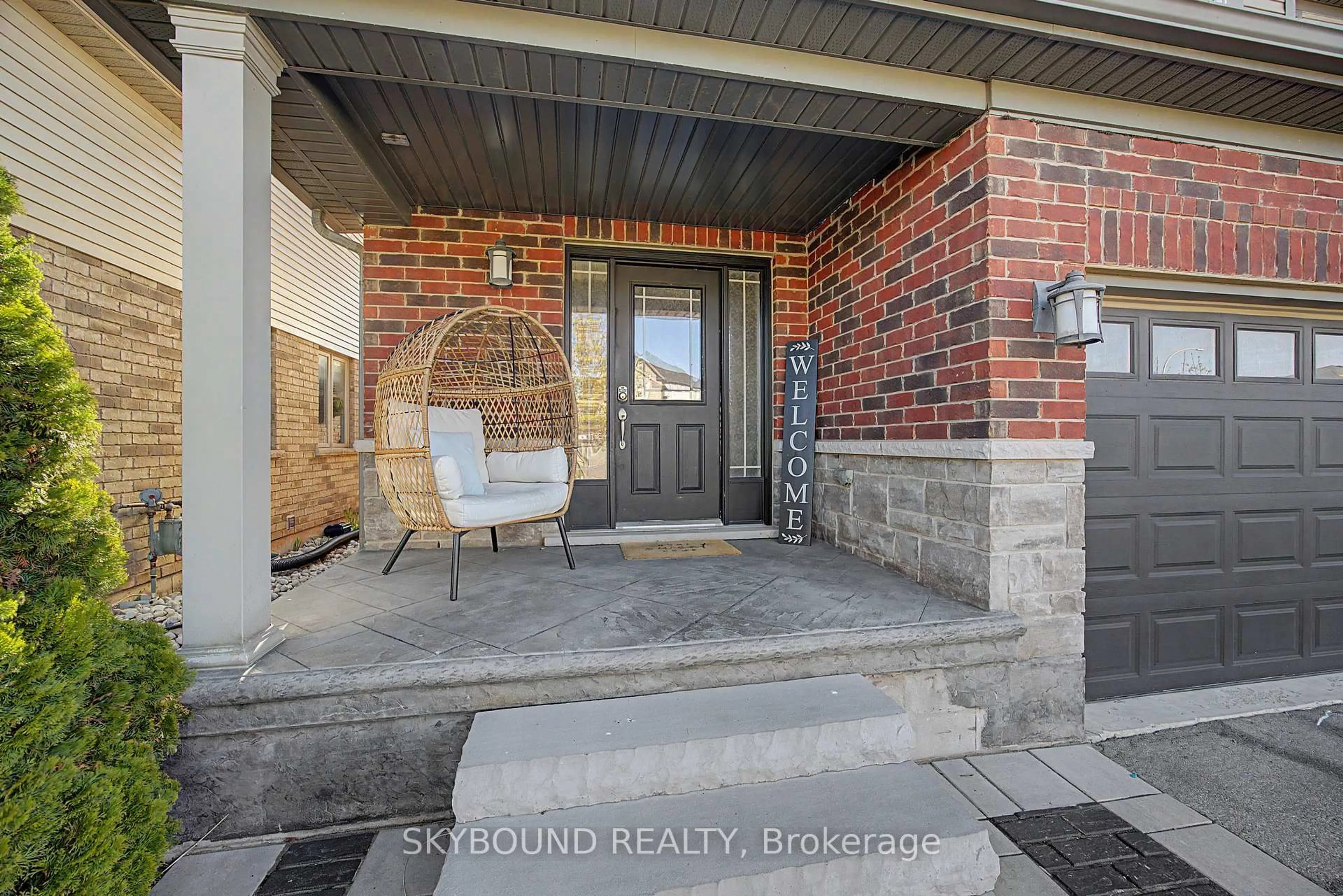 Indoor entryway for 53 Diana Ave, Grimsby Ontario L3M 0C7